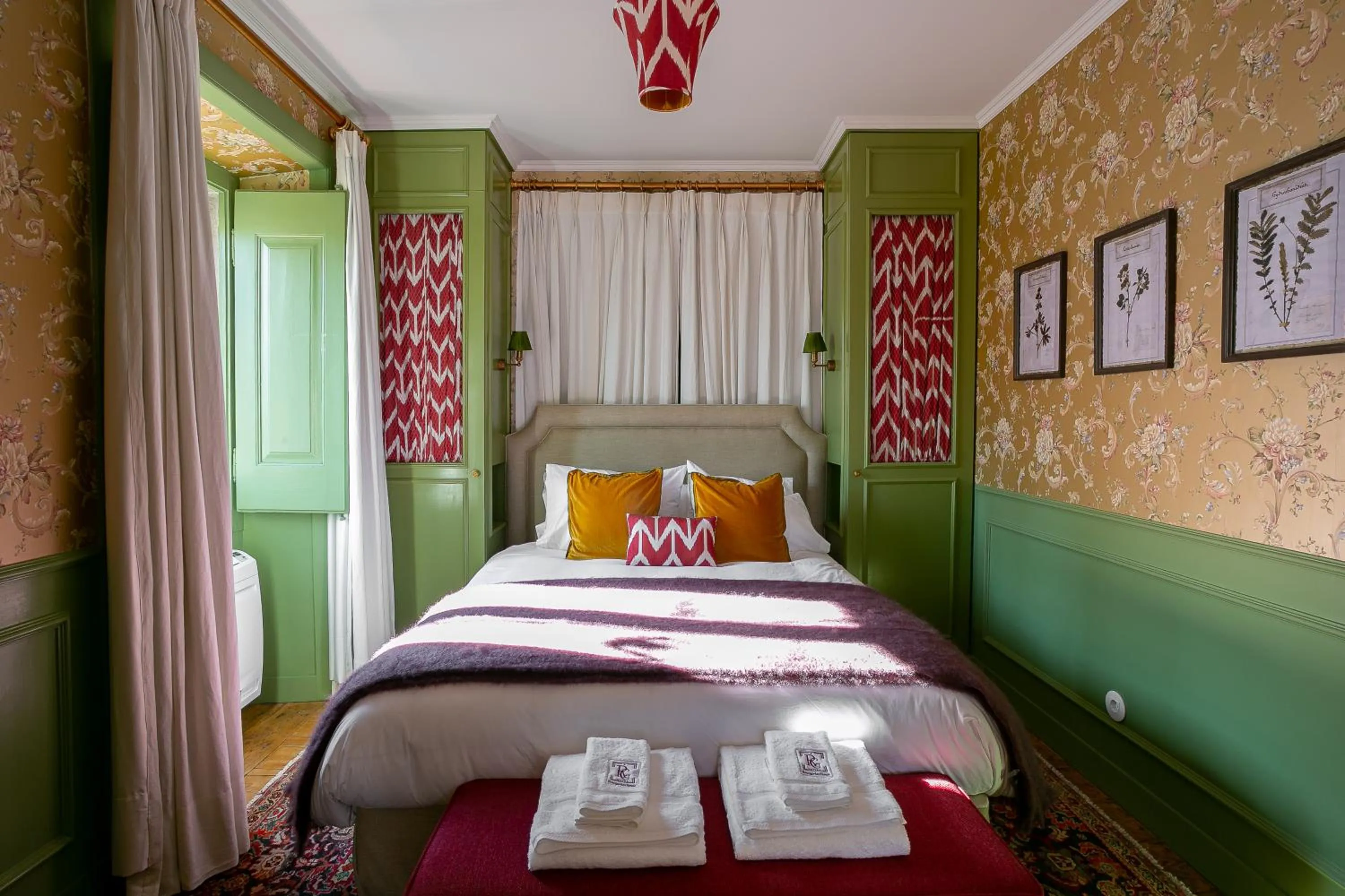 Photo of the whole room, Bed in Rosegarden Essence Sintra - by Unlock Hotels