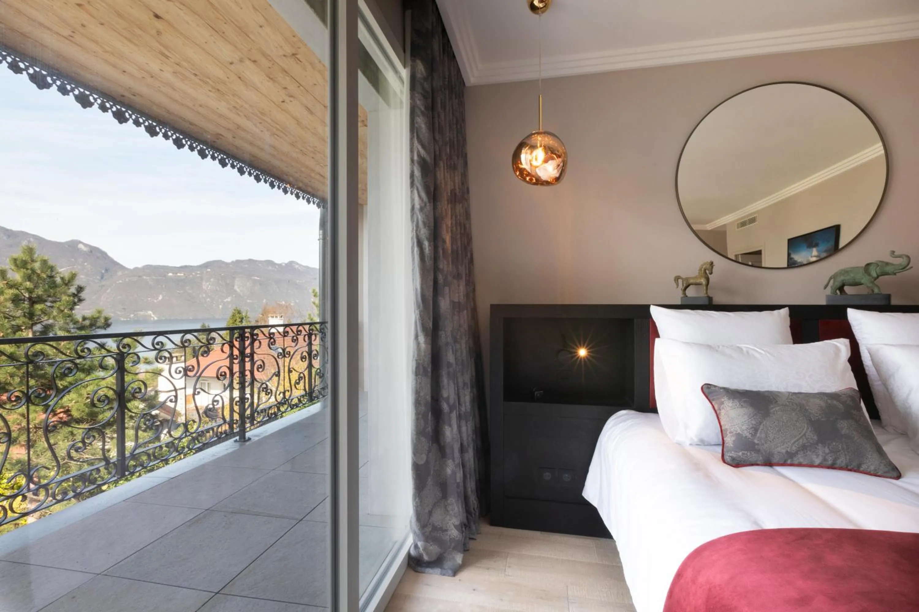 Bed in Hôtel L'Incomparable & Restaurant Etoilé Aix-Les-Bains