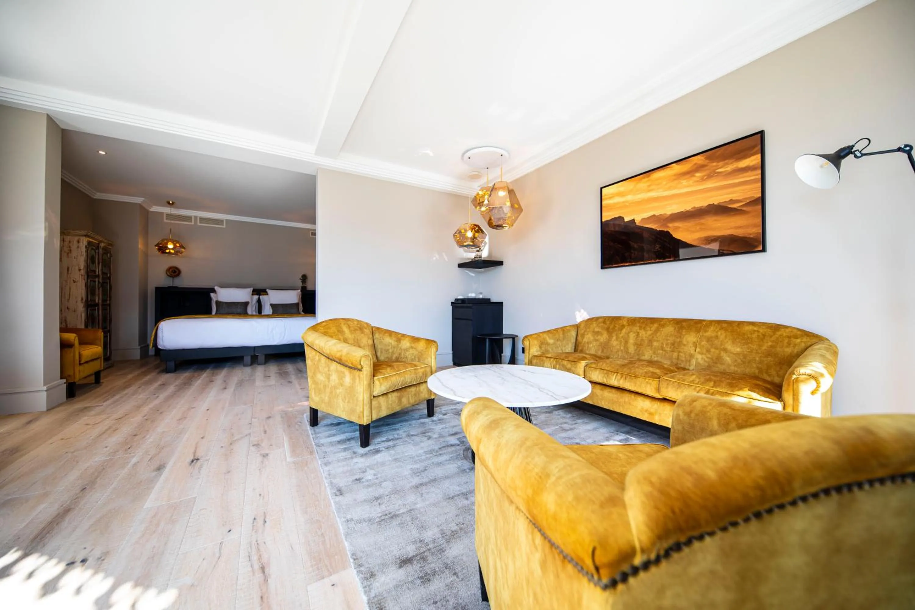 Living room, Bed in Hôtel L'Incomparable & Restaurant Etoilé Aix-Les-Bains