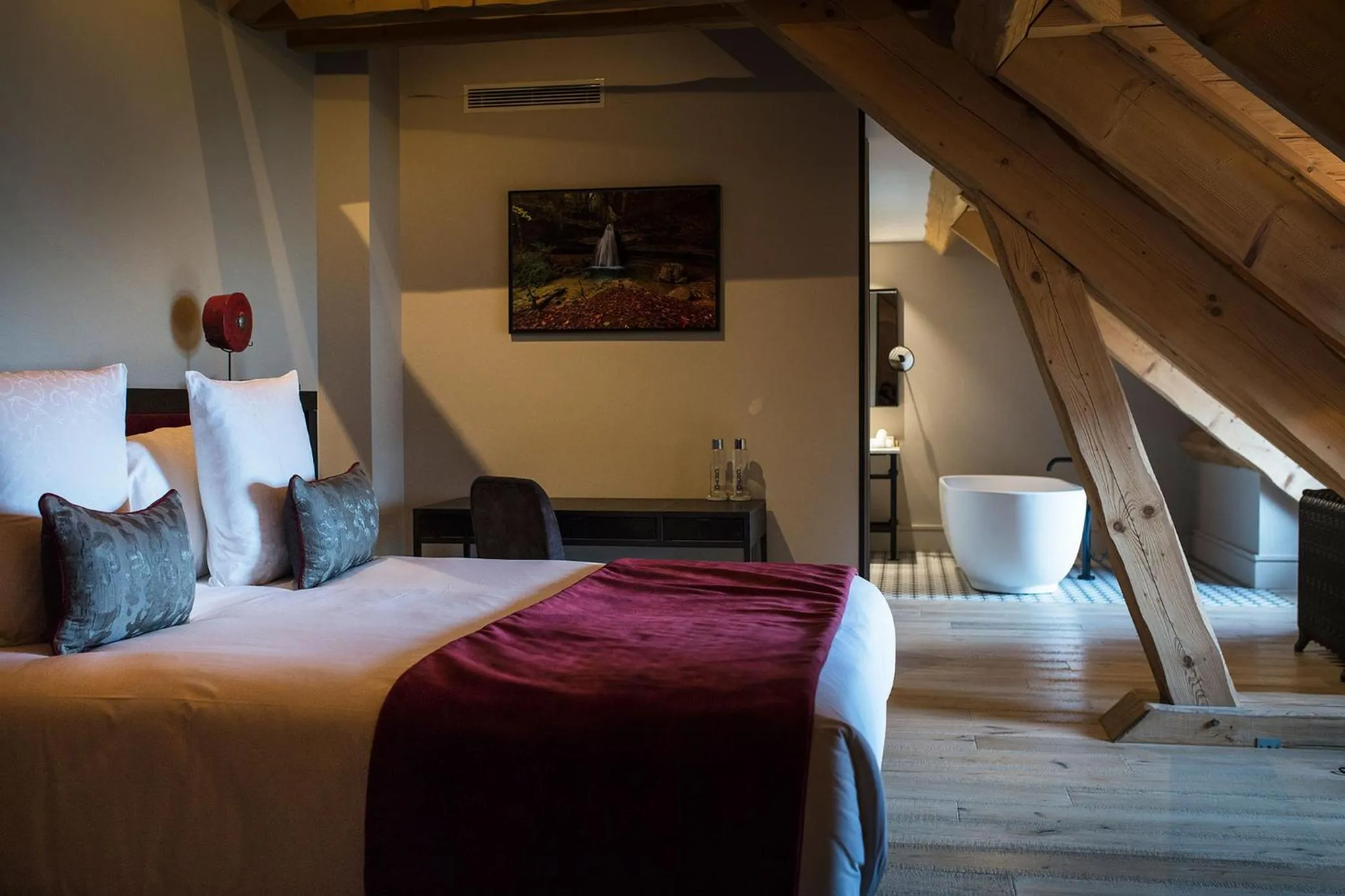 Bed in Hôtel L'Incomparable & Restaurant Etoilé Aix-Les-Bains