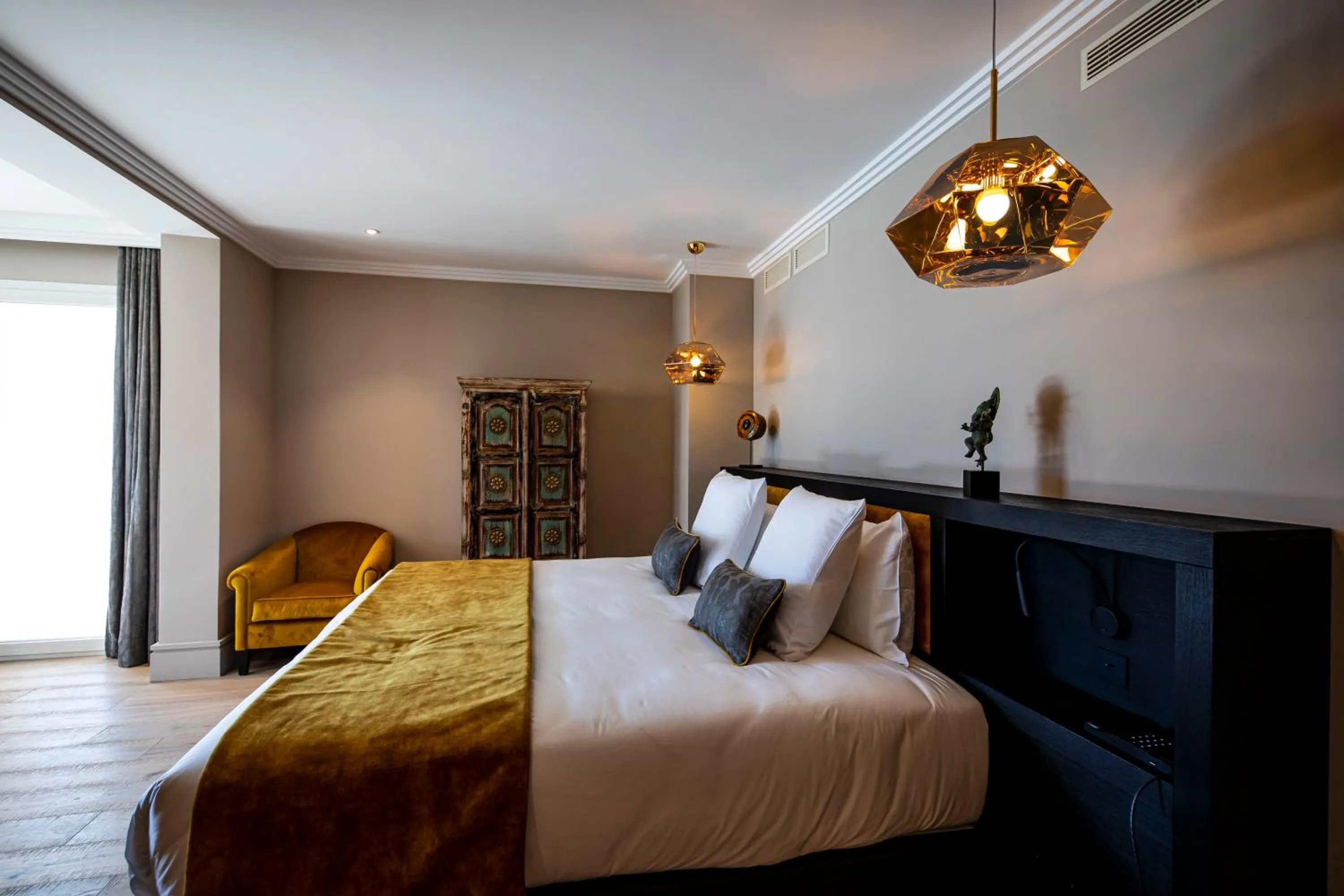 Bedroom, Bed in Hôtel L'Incomparable & Restaurant Etoilé Aix-Les-Bains