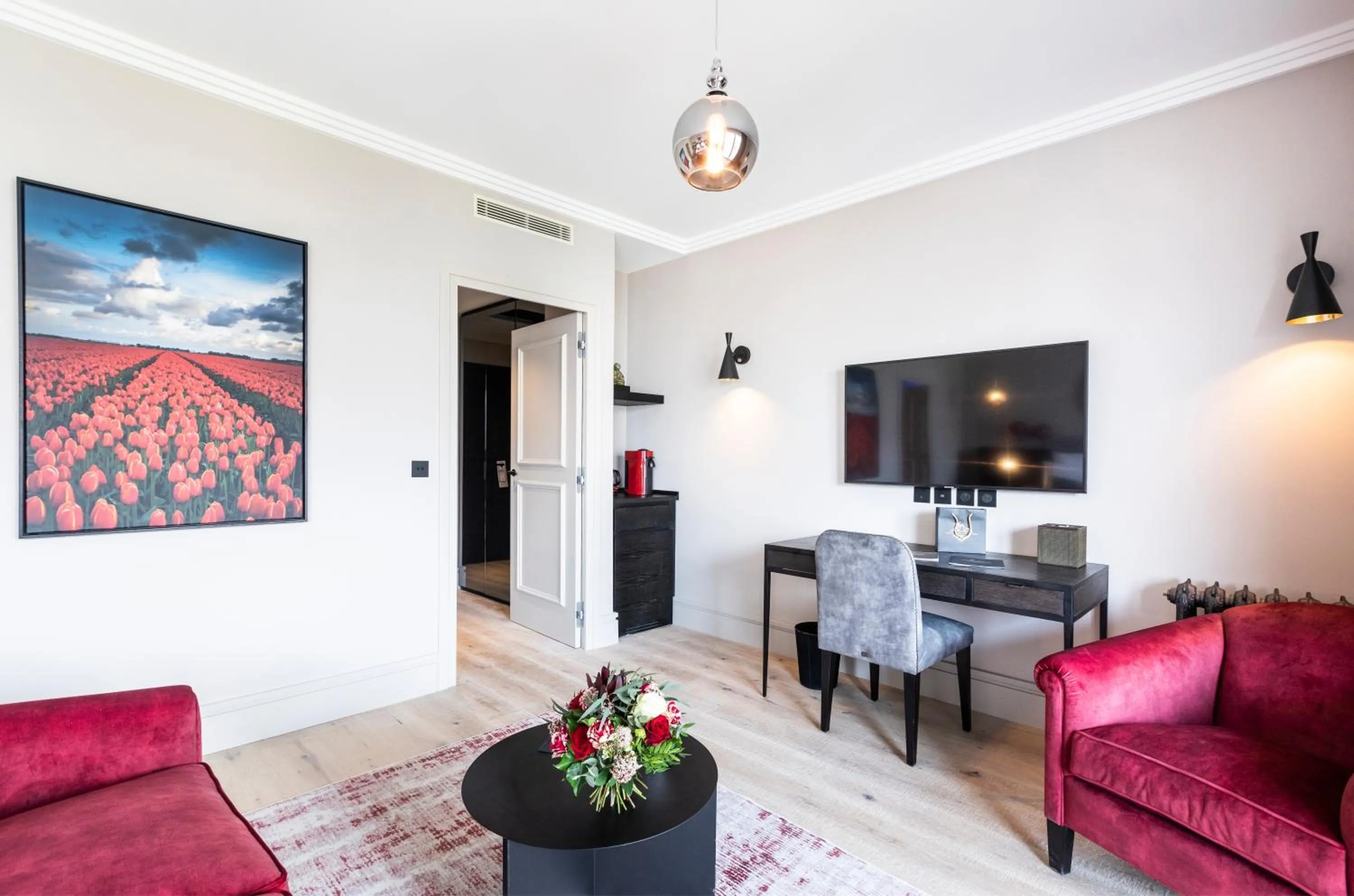 TV and multimedia in Hôtel L'Incomparable & Restaurant Etoilé Aix-Les-Bains