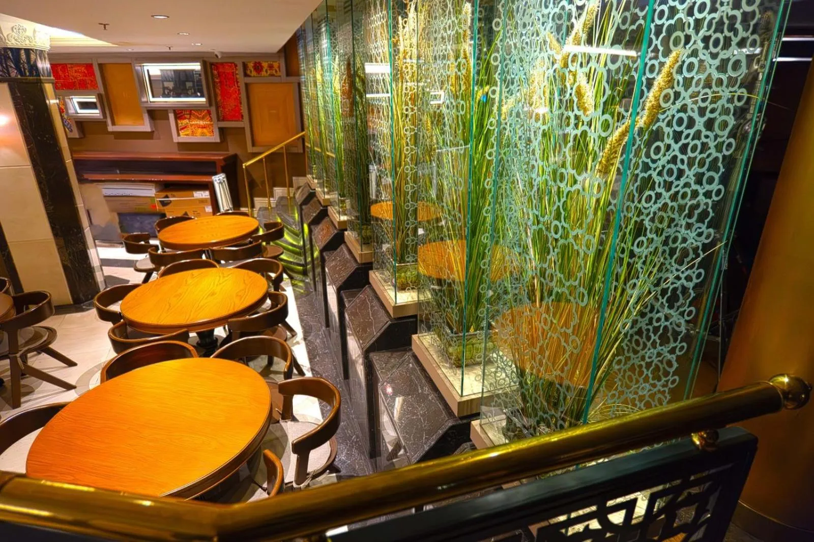 Restaurant/places to eat in Grand Star Hotel Premium