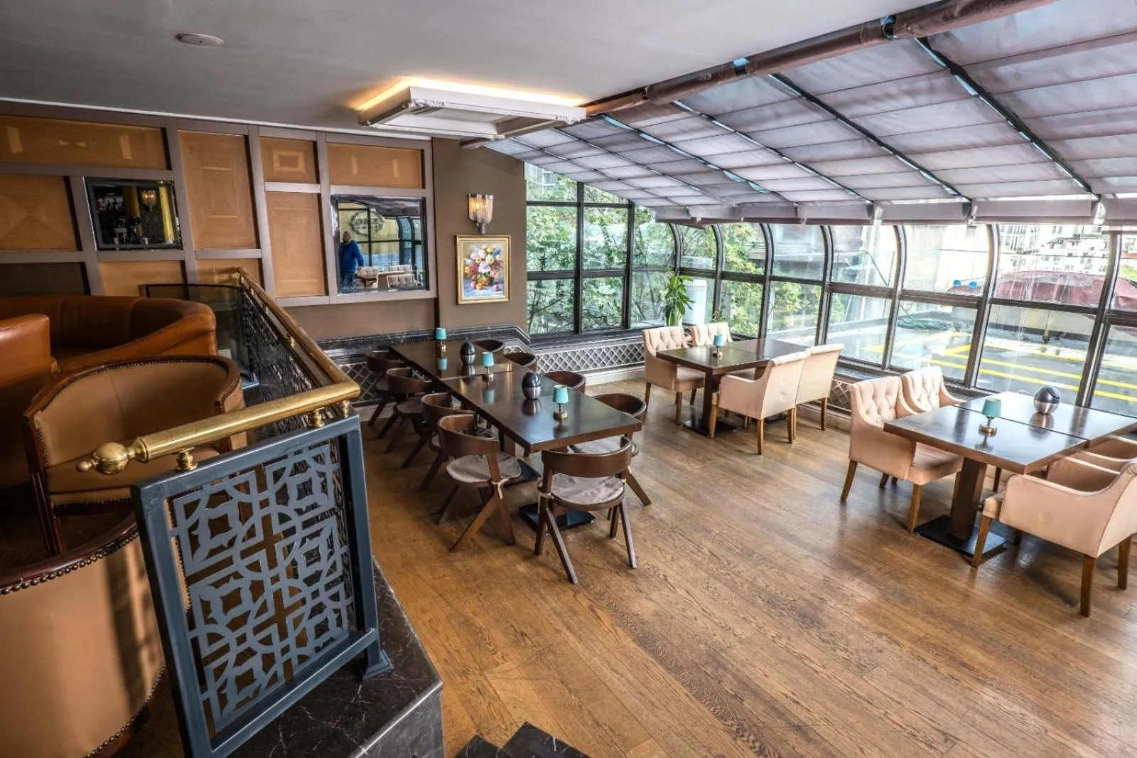 Restaurant/places to eat in Grand Star Hotel Premium