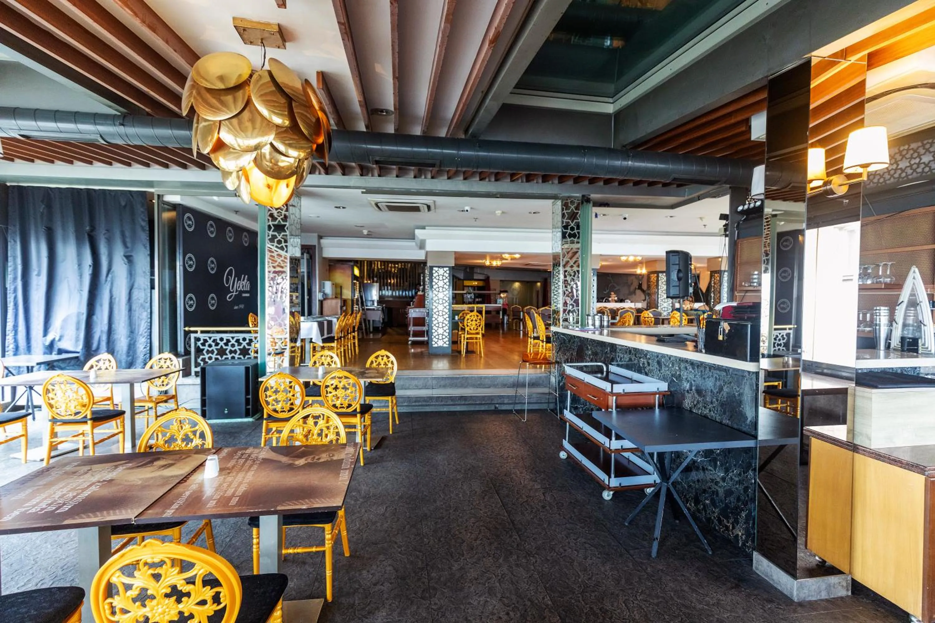 Restaurant/places to eat in Grand Star Hotel Premium