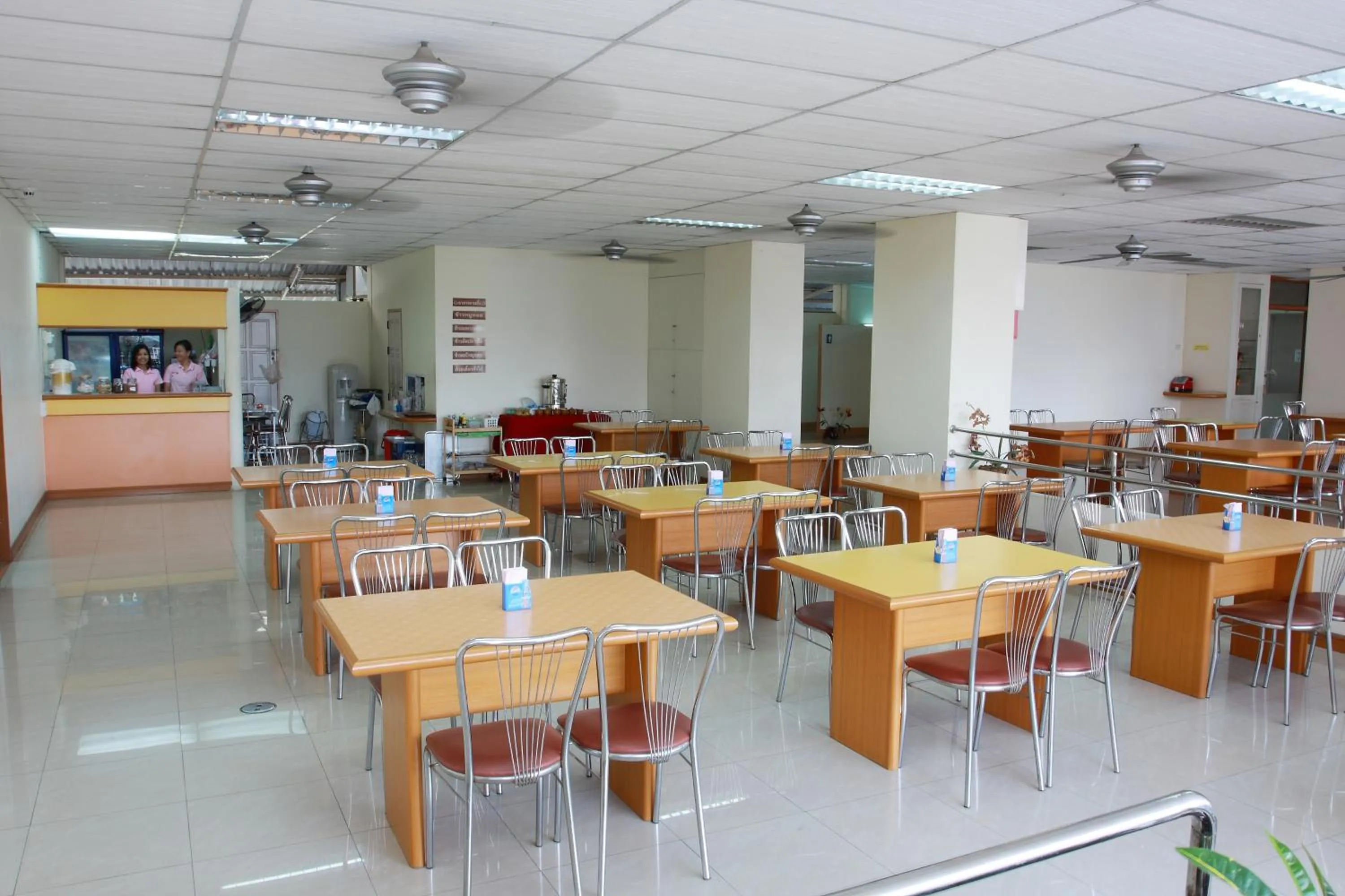 Restaurant/places to eat in P.A. Place Hotel