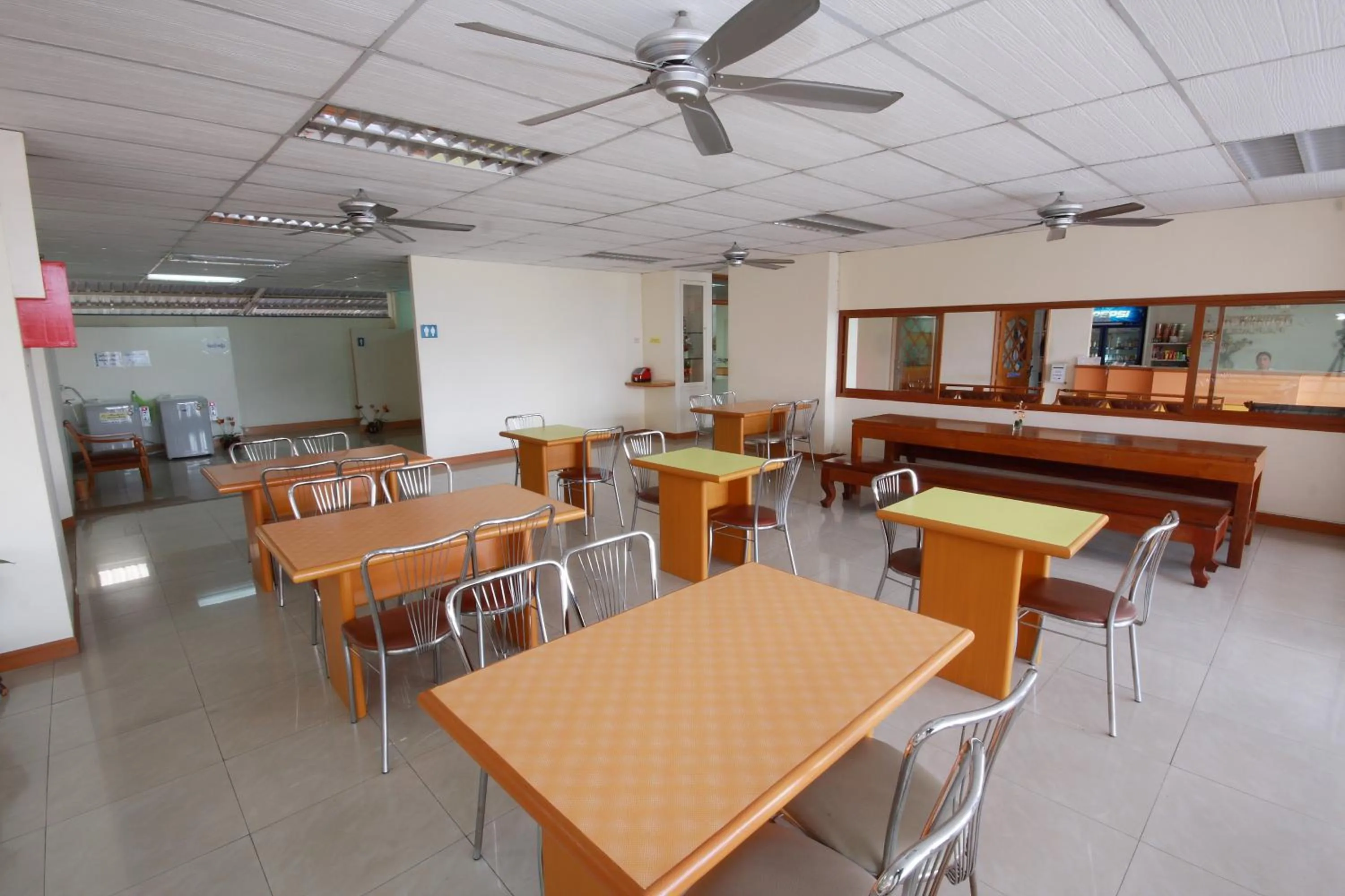 Restaurant/places to eat in P.A. Place Hotel