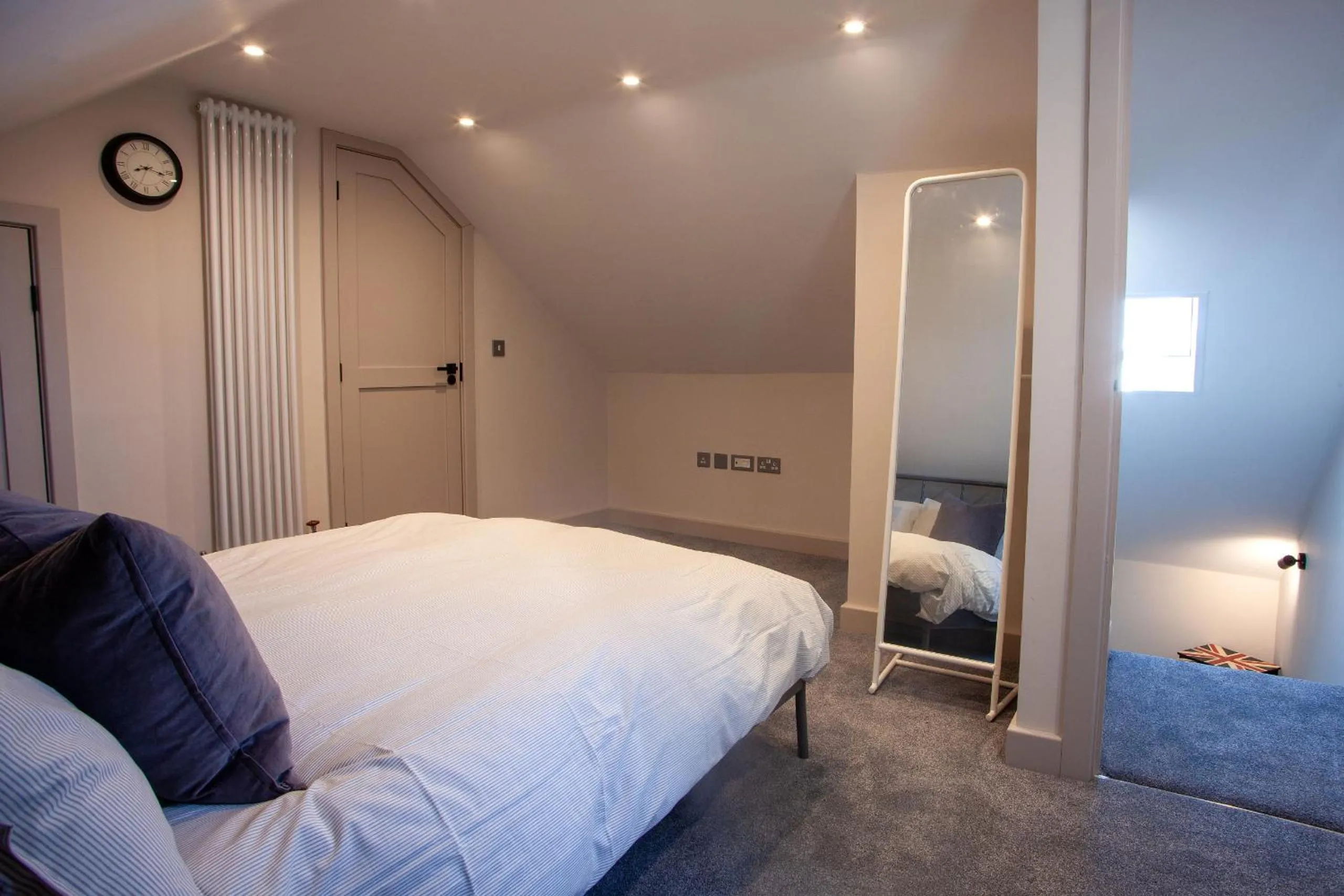 Bedroom, Bed in Oxford Street Grand Apartment- free evening parking
