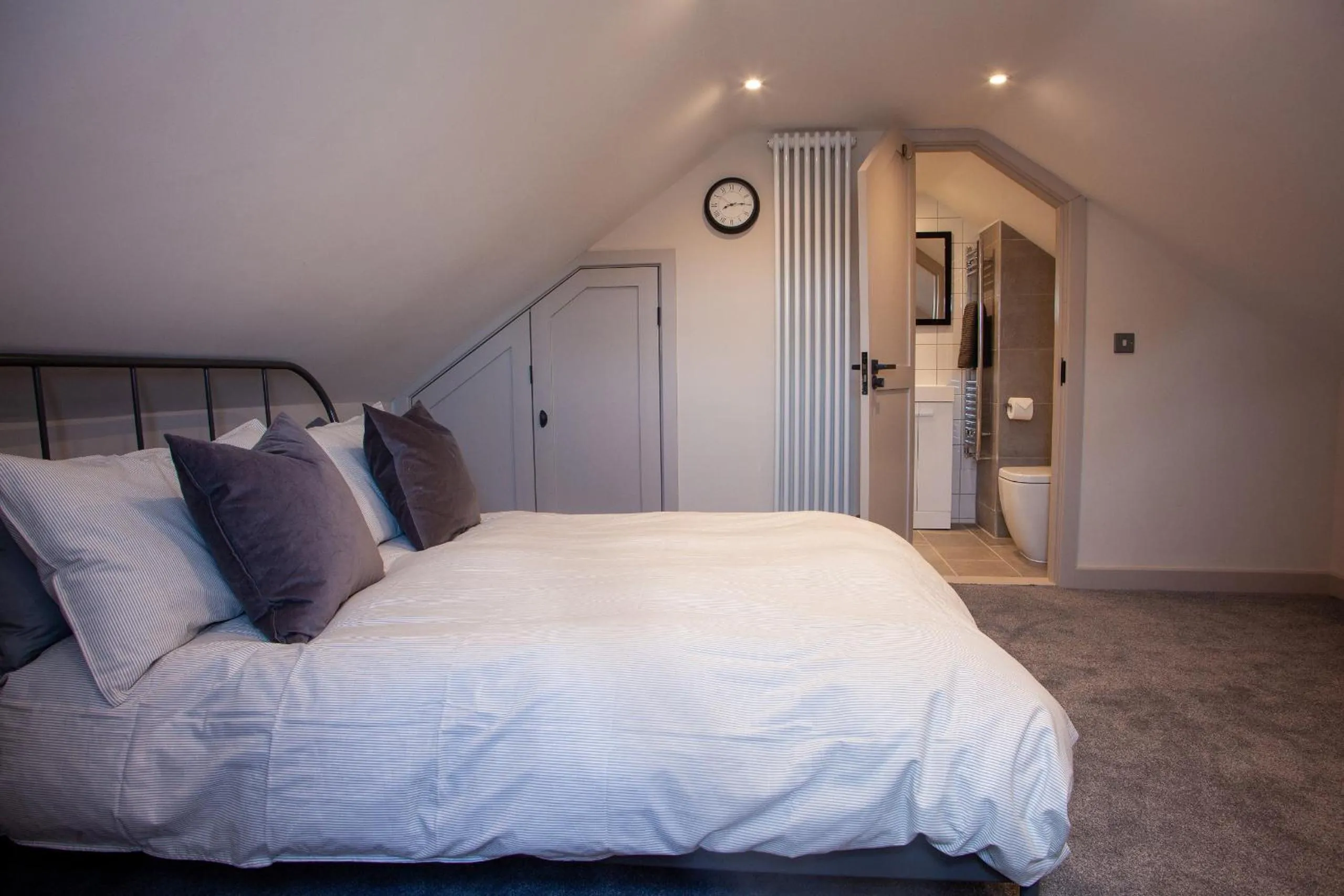 Bedroom, Bed in Oxford Street Grand Apartment- free evening parking