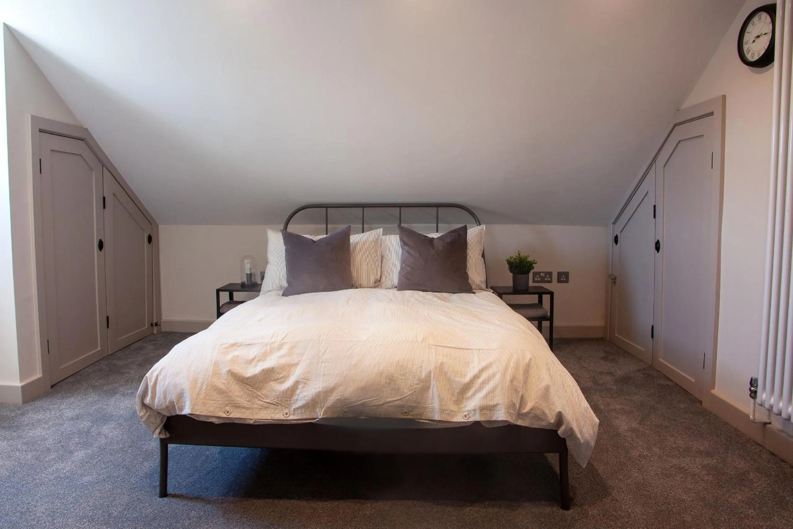 Bedroom, Bed in Oxford Street Grand Apartment- free evening parking