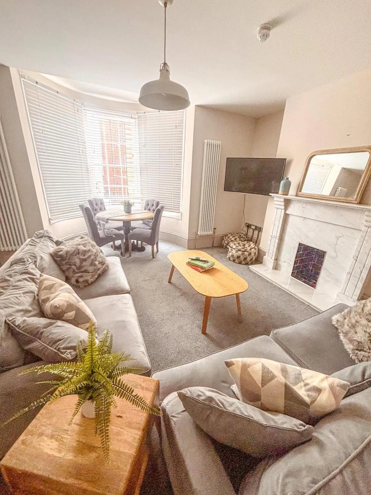 Living room in Oxford Street Grand Apartment- free evening parking