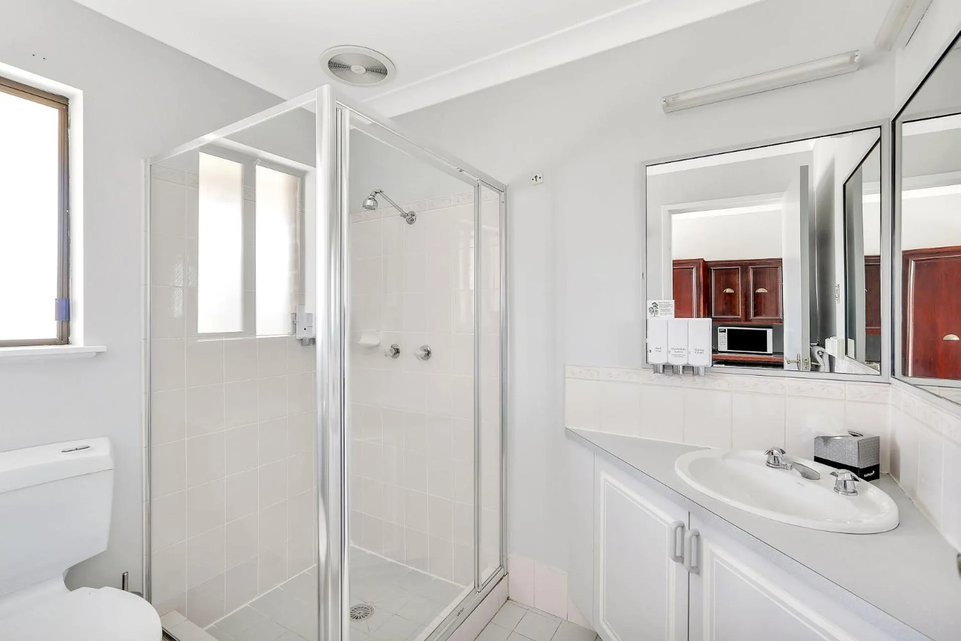 Bathroom in Bushman's Motor Inn