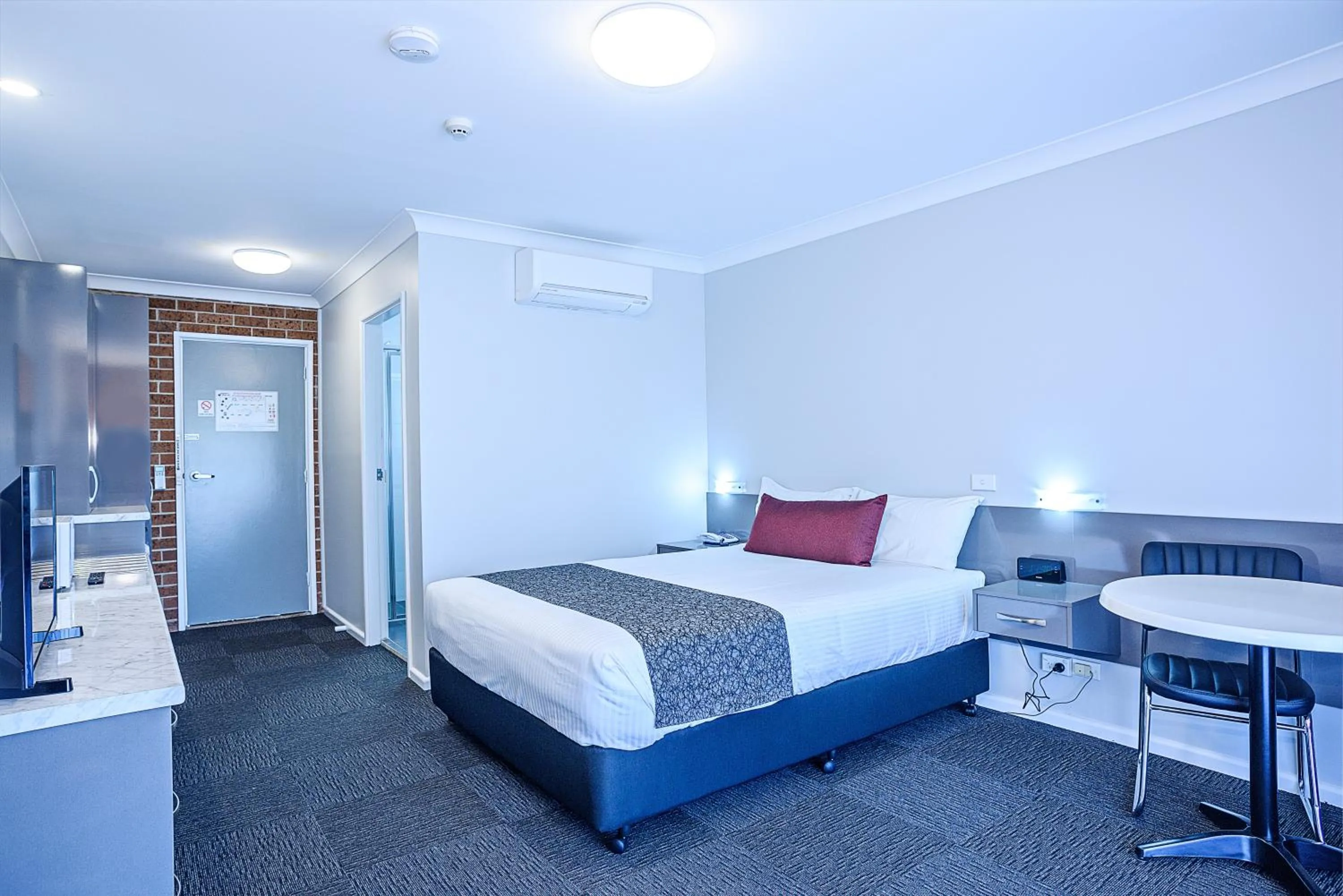 Bed in Bushman's Motor Inn