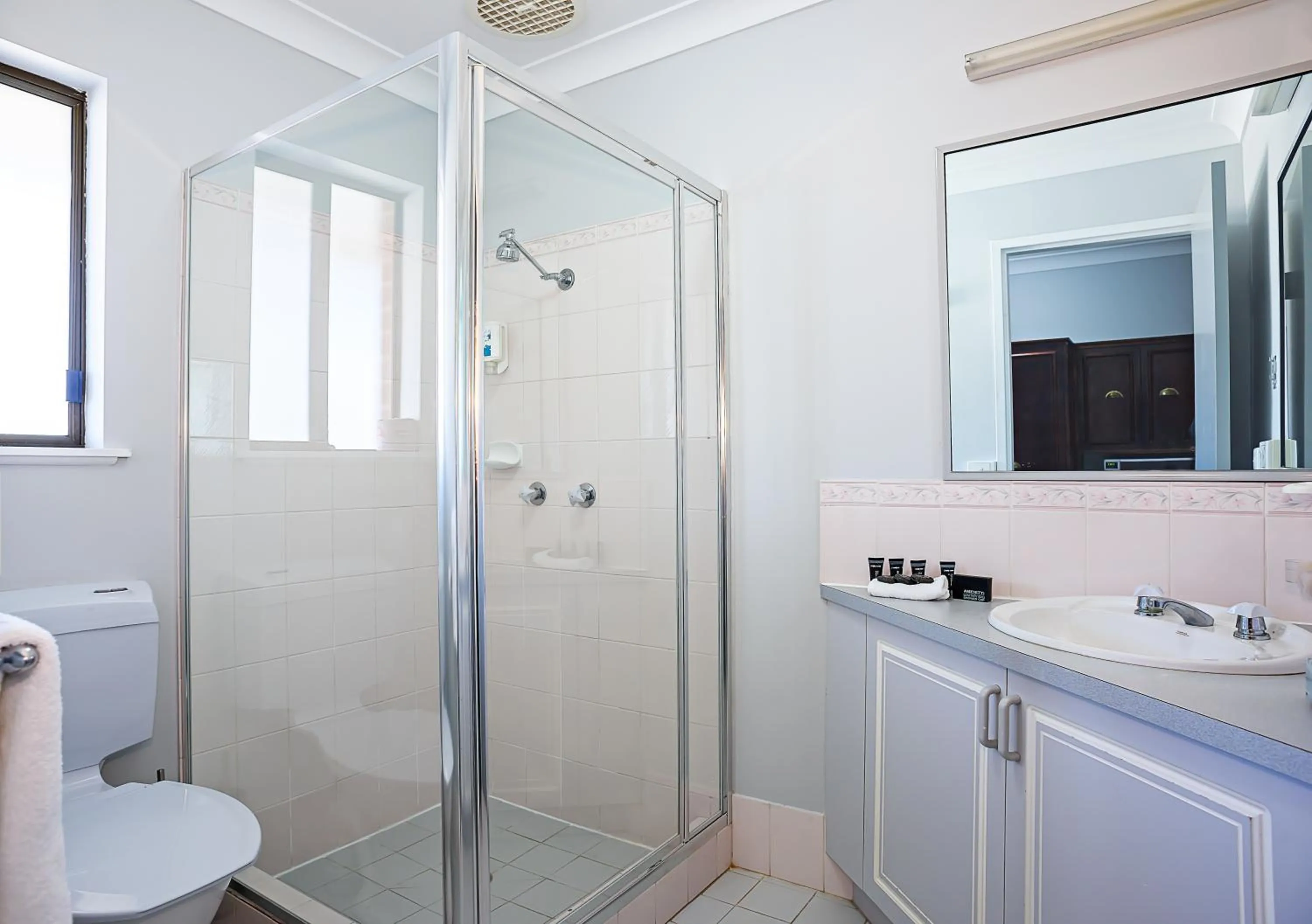 Bathroom in Bushman's Motor Inn