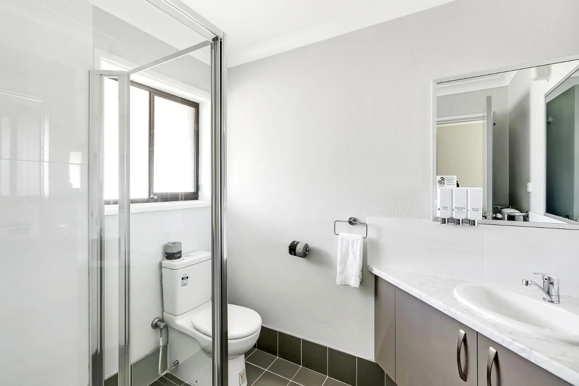 Bathroom in Bushman's Motor Inn