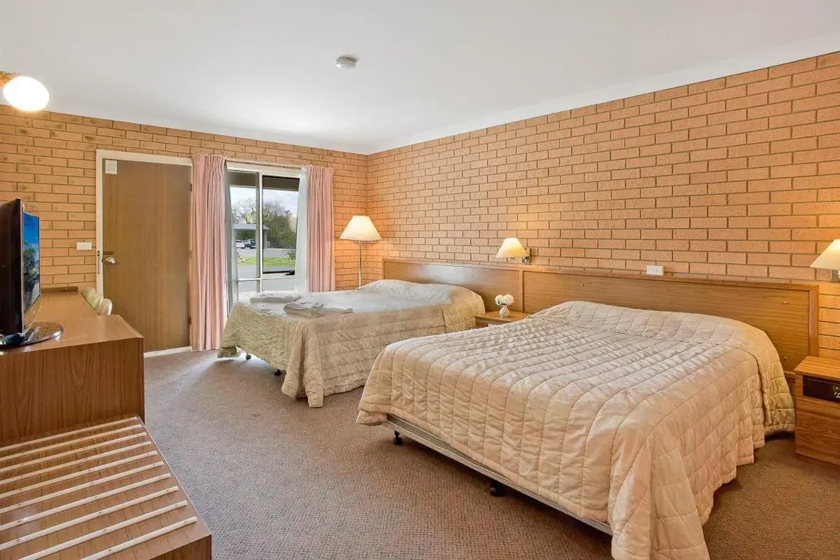 Queen Room with Two Queen Beds in Bega Village Motor Inn Queen Room with Two Queen Beds in Bega Village Motor Inn