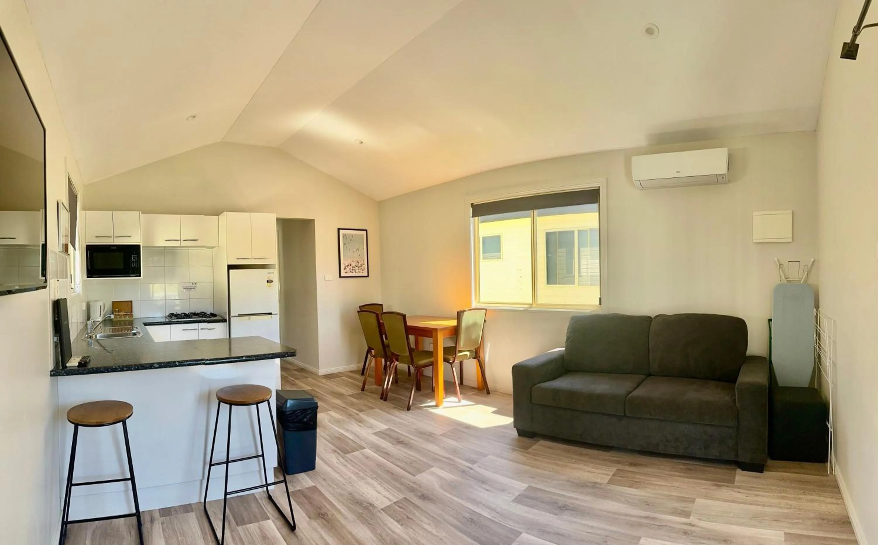 Kitchen or kitchenette in Timbertown Motel