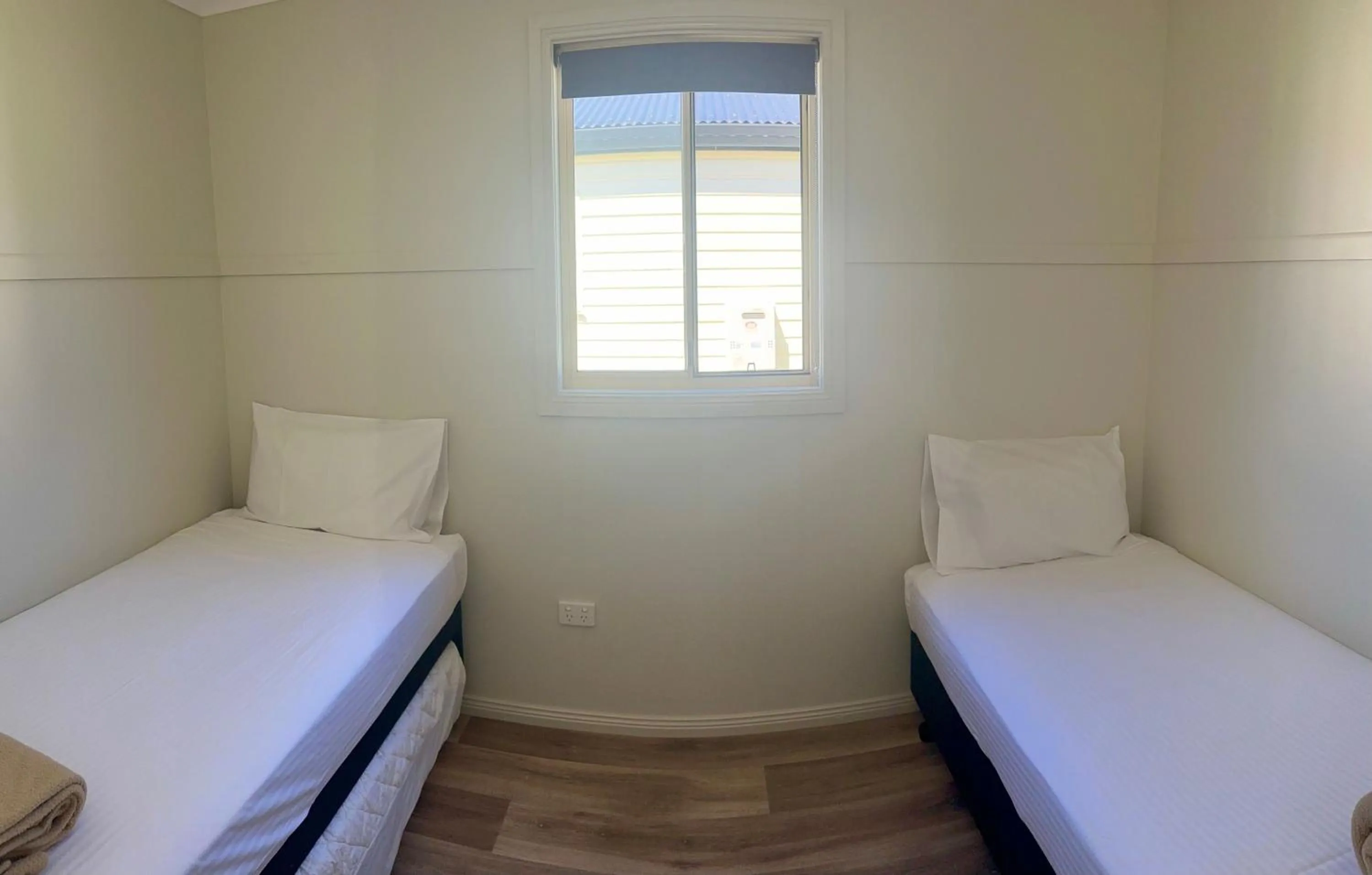 Bedroom, Bed in Timbertown Motel