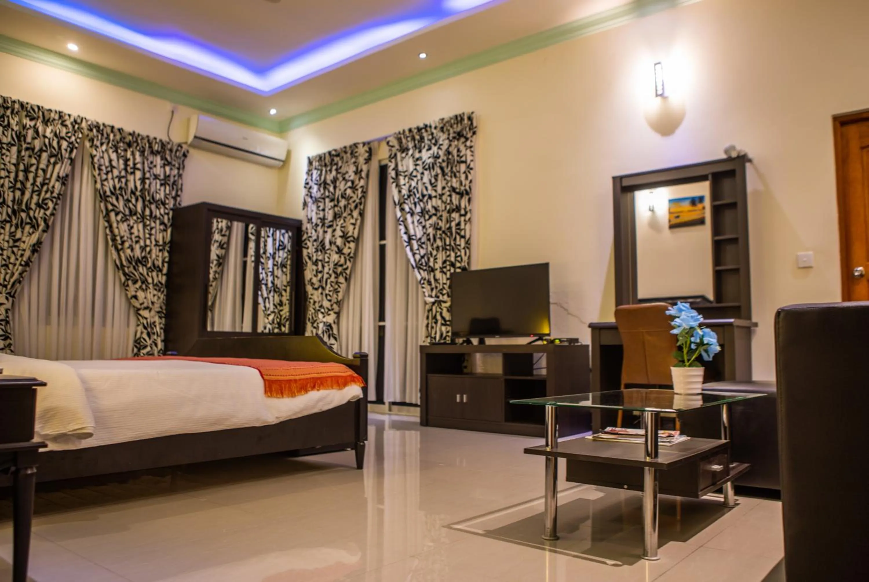 Photo of the whole room, Bed in Charming Holiday Lodge