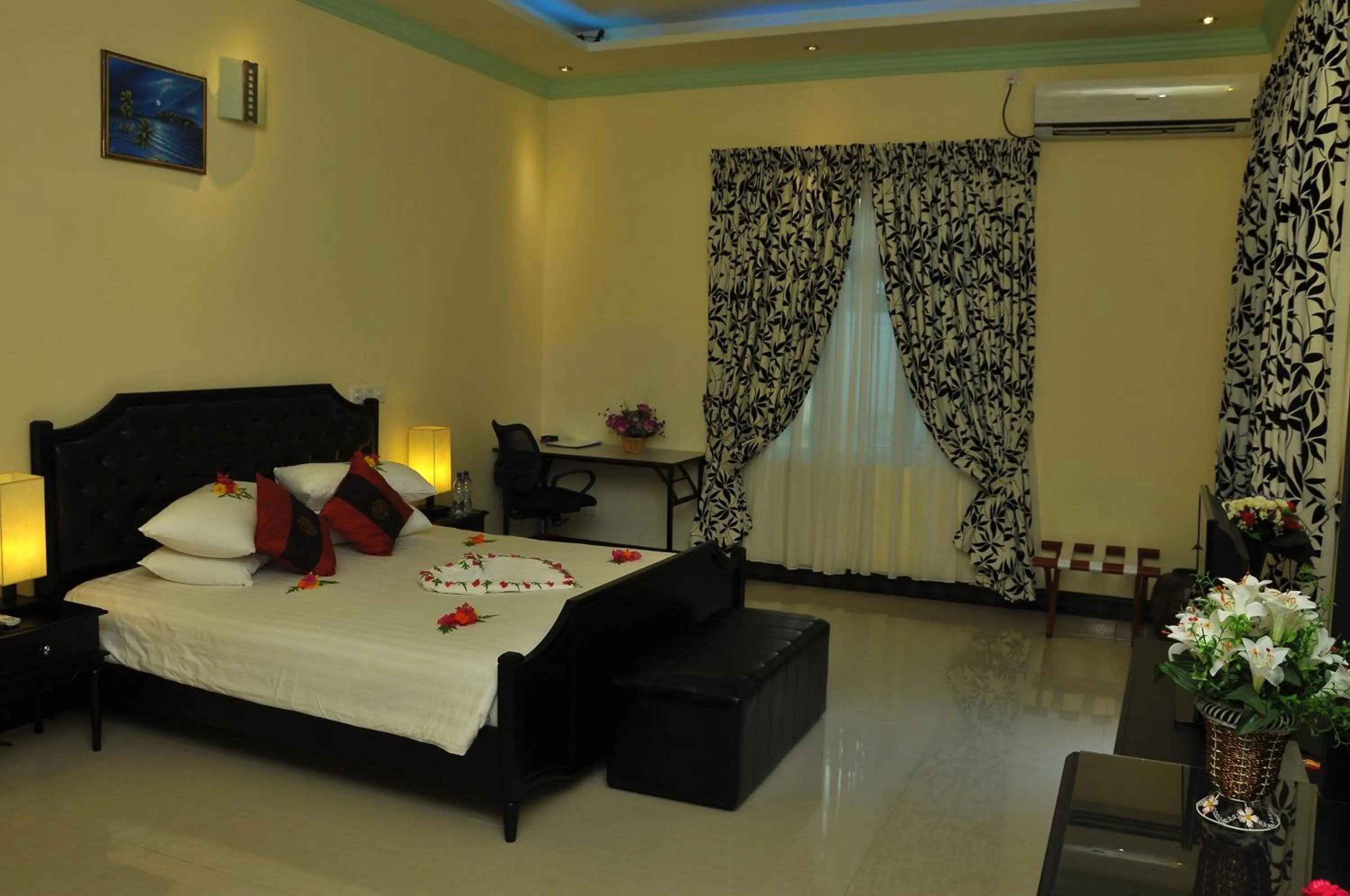 Shower, Bed in Charming Holiday Lodge