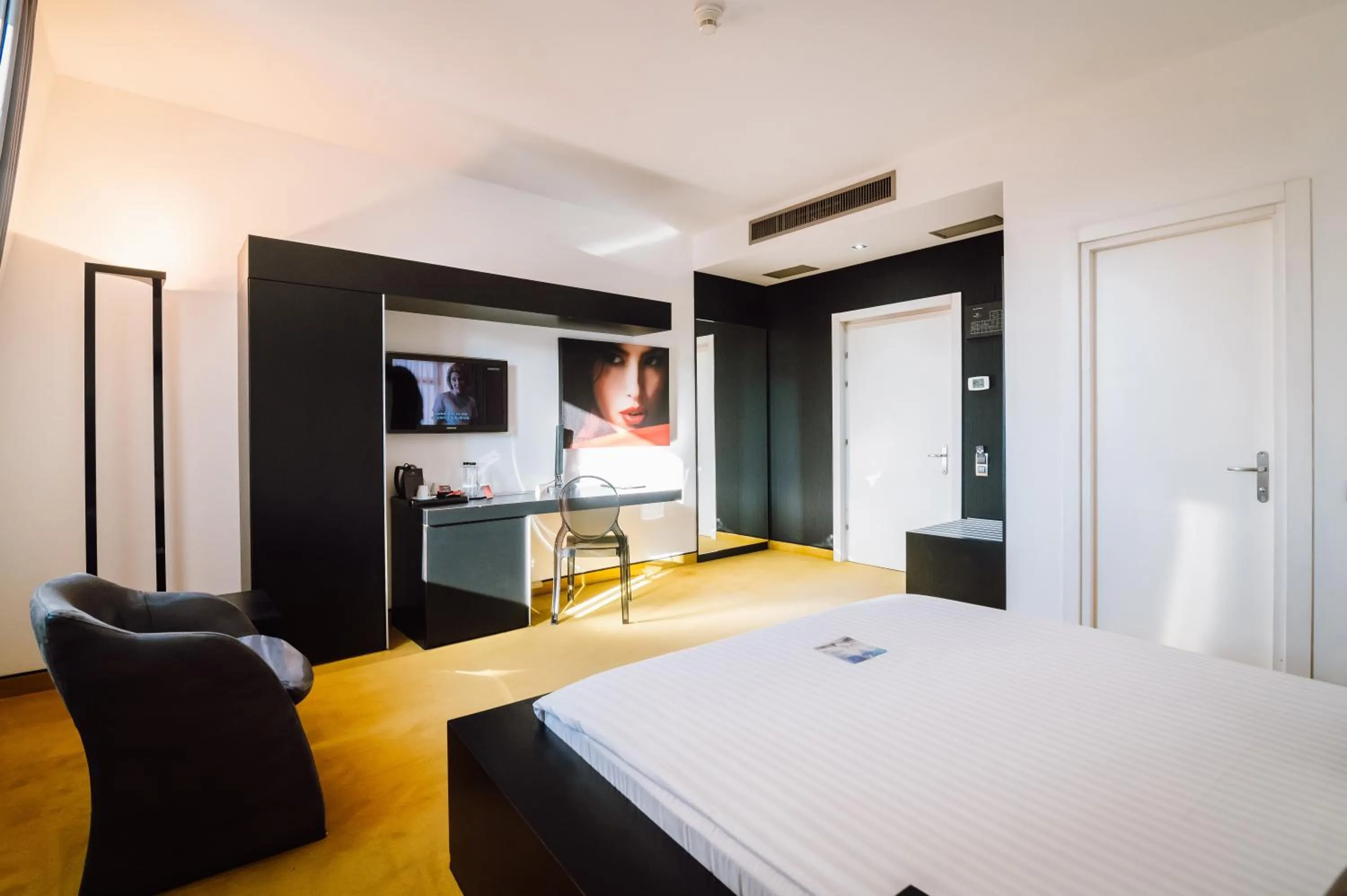 Bed in Plaza V Executive Hotel