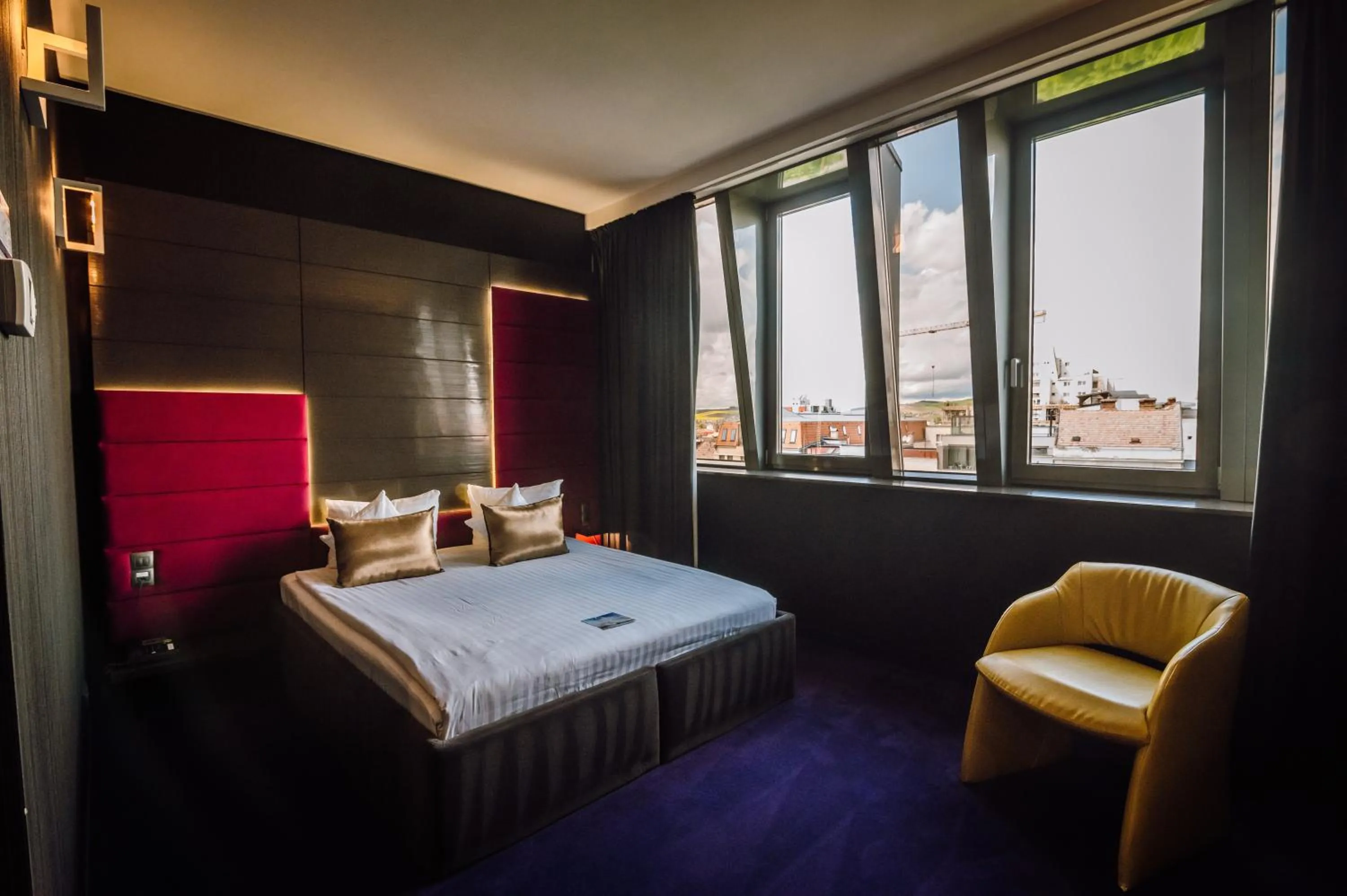 Bed in Plaza V Executive Hotel