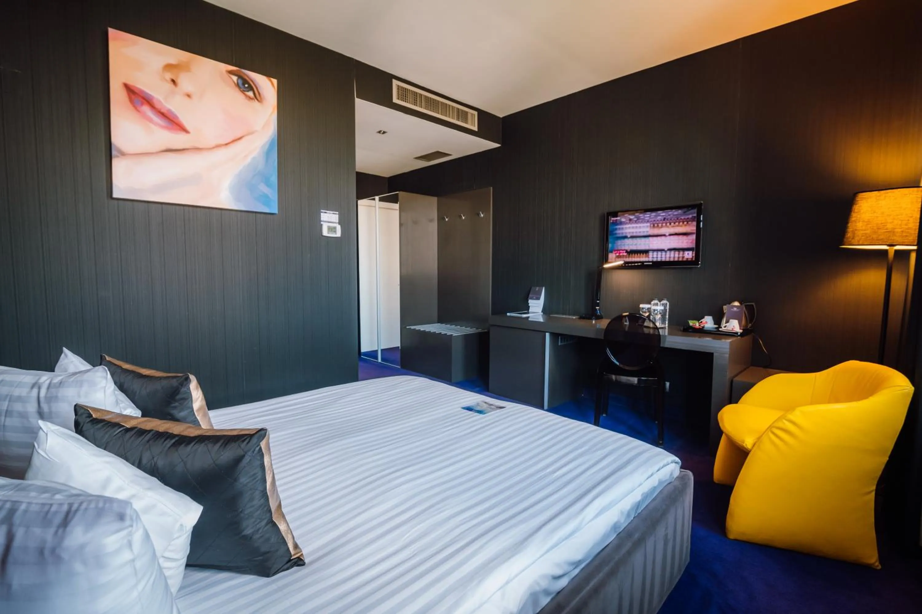 Bed in Plaza V Executive Hotel