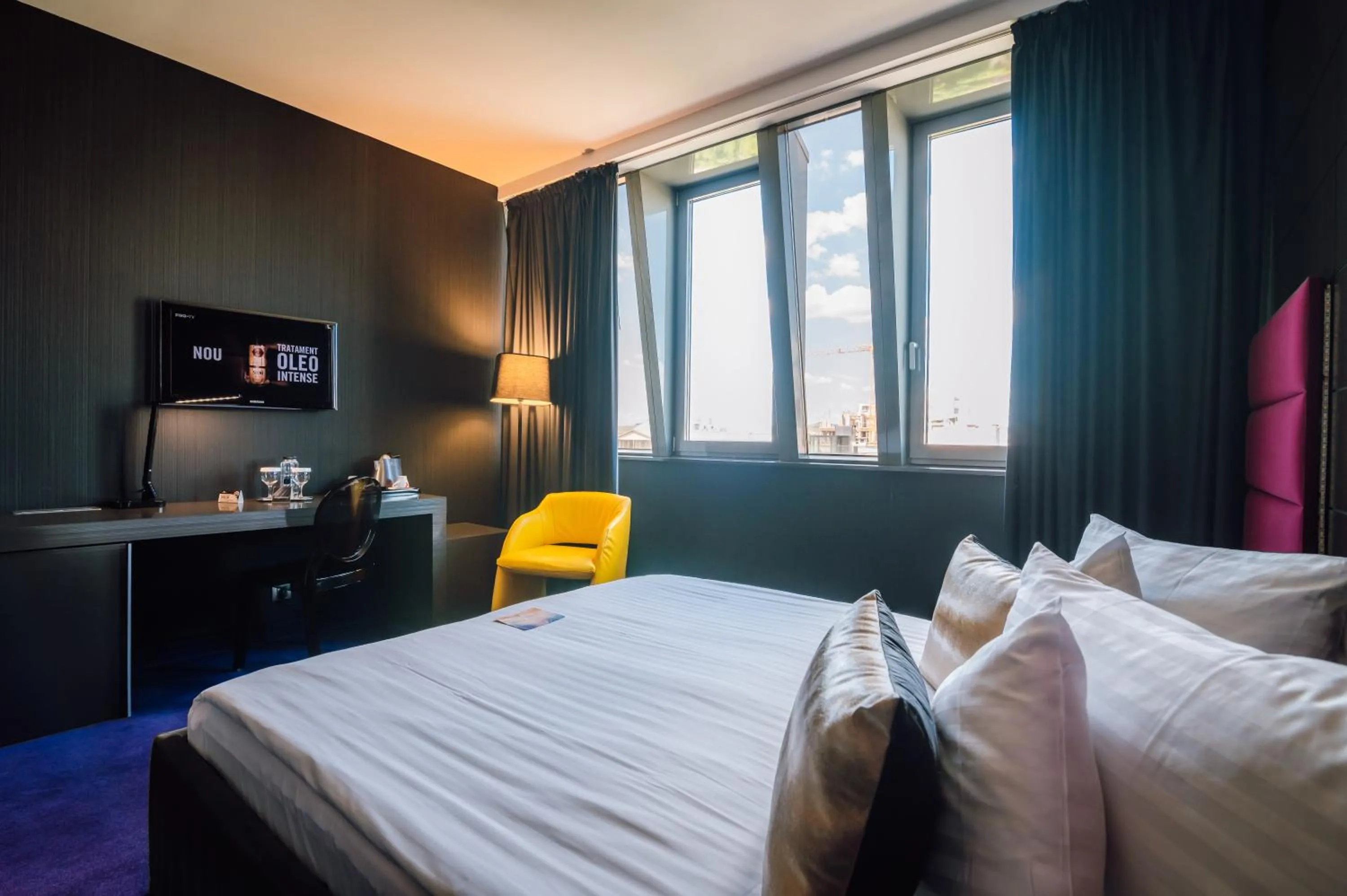 Bed in Plaza V Executive Hotel