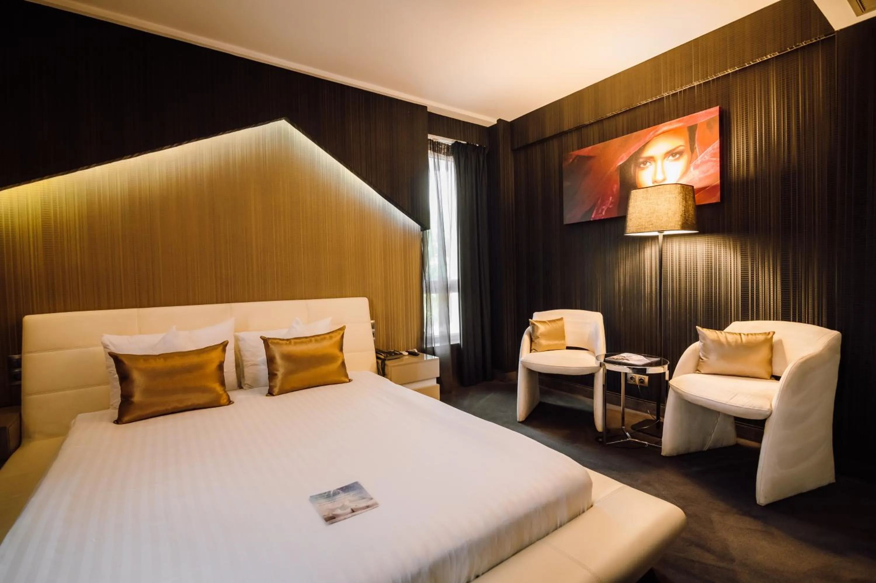 Bed in Plaza V Executive Hotel