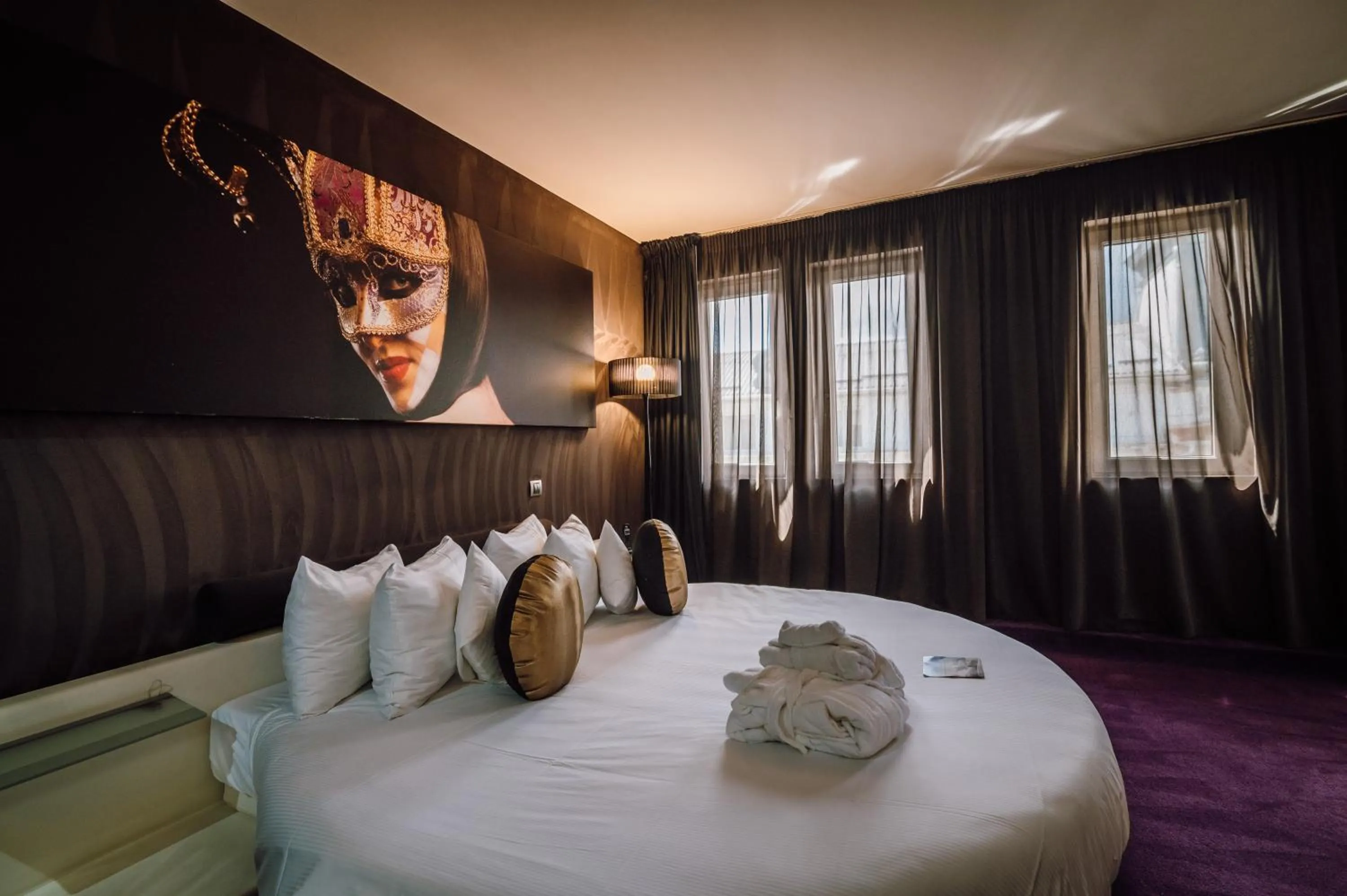 Bed in Plaza V Executive Hotel