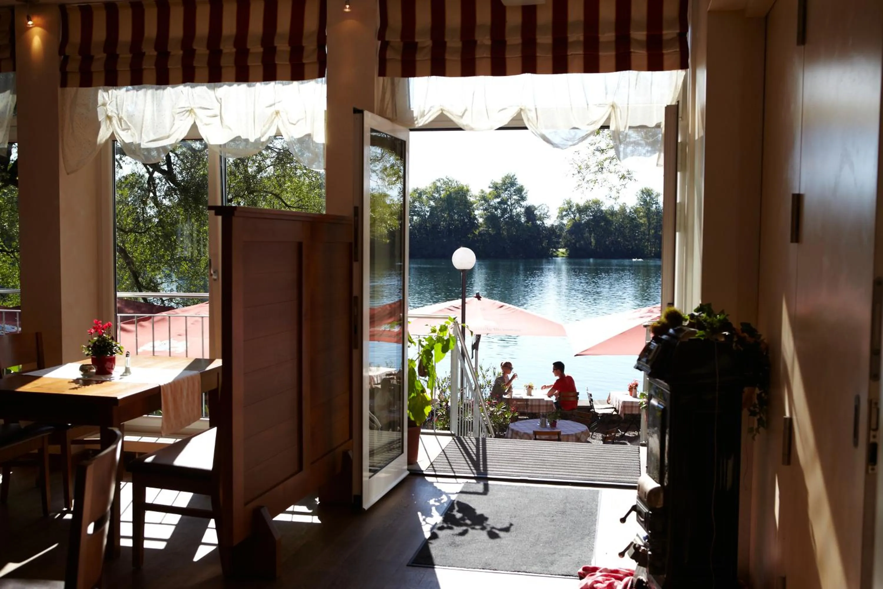 Restaurant/places to eat in Langwieder See