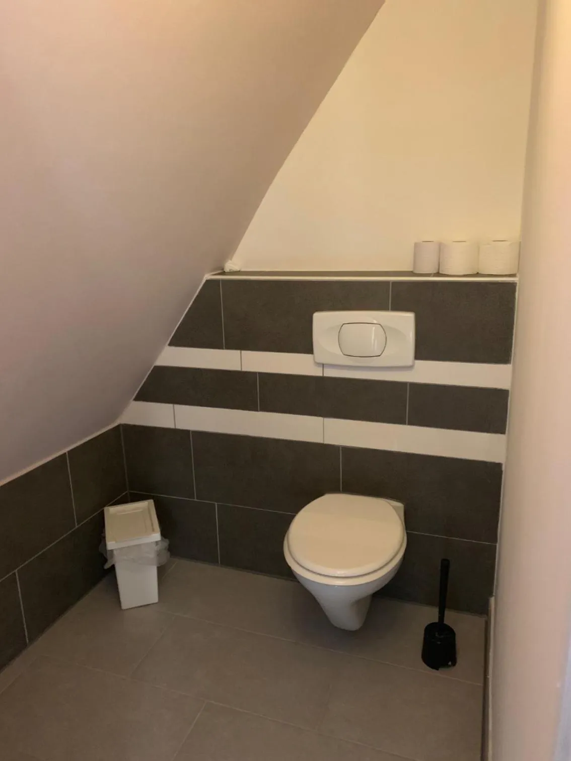 Toilet in Belle Vue Apartrooms