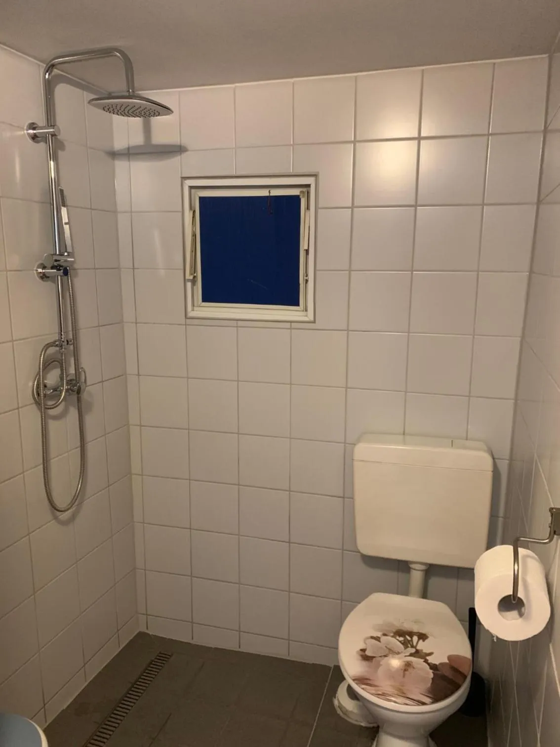 Bathroom in Belle Vue Apartrooms