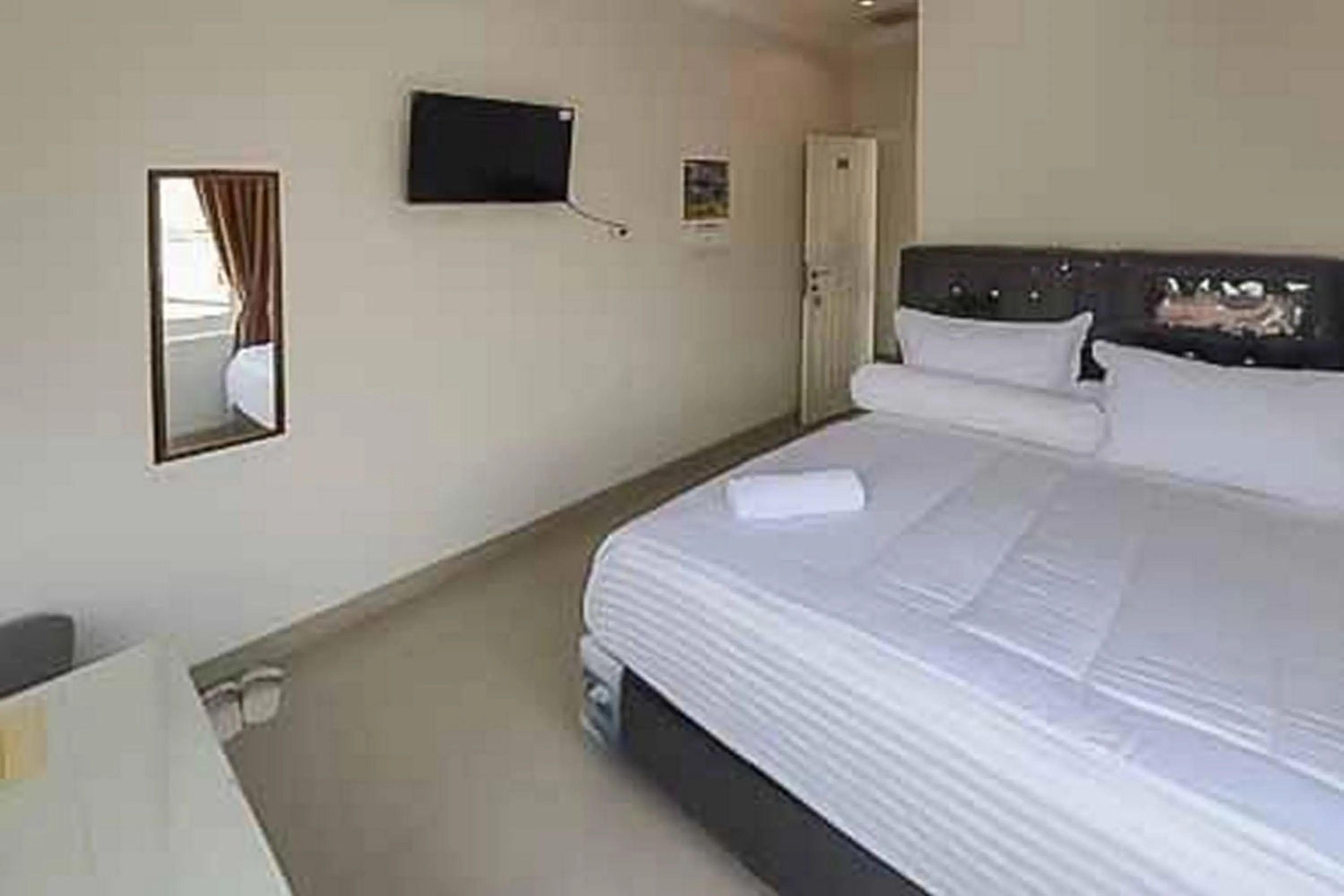 Bed in RedDoorz near Palembang Airport 2