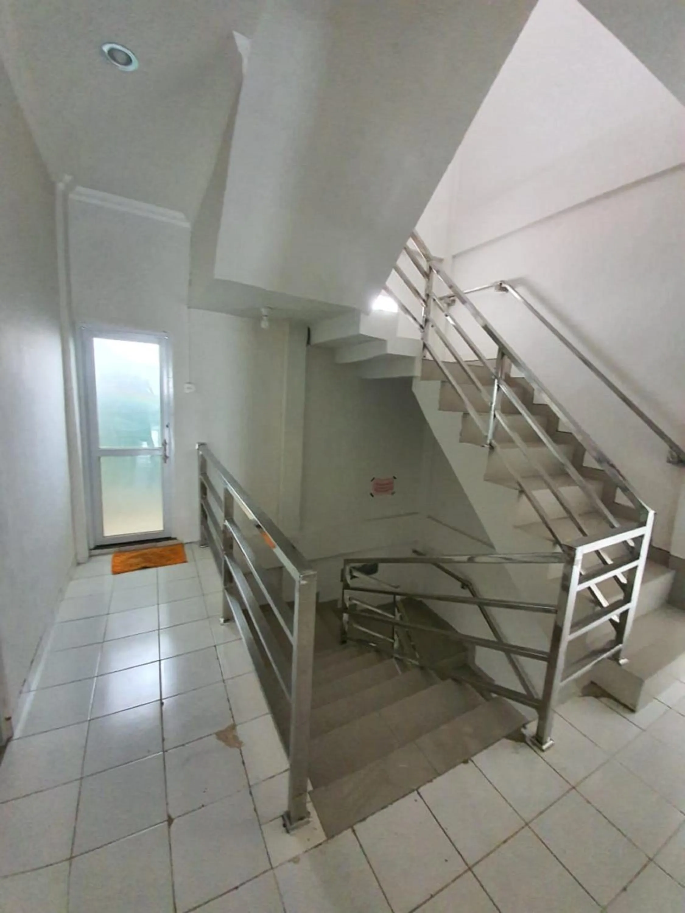 Area and facilities in RedDoorz near Palembang Airport 2