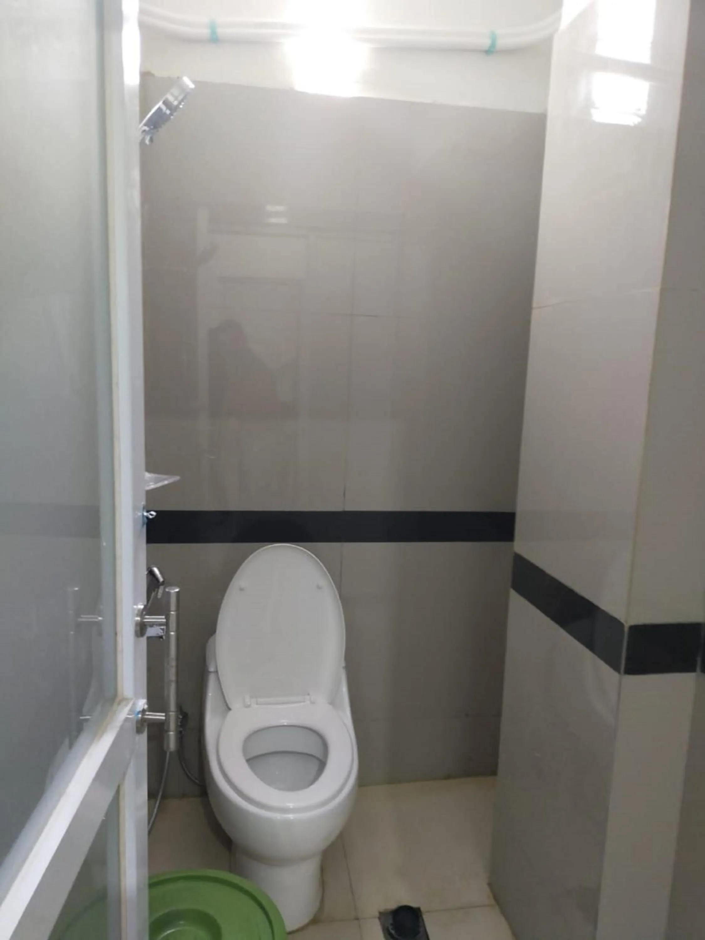 Bathroom in RedDoorz near Palembang Airport 2