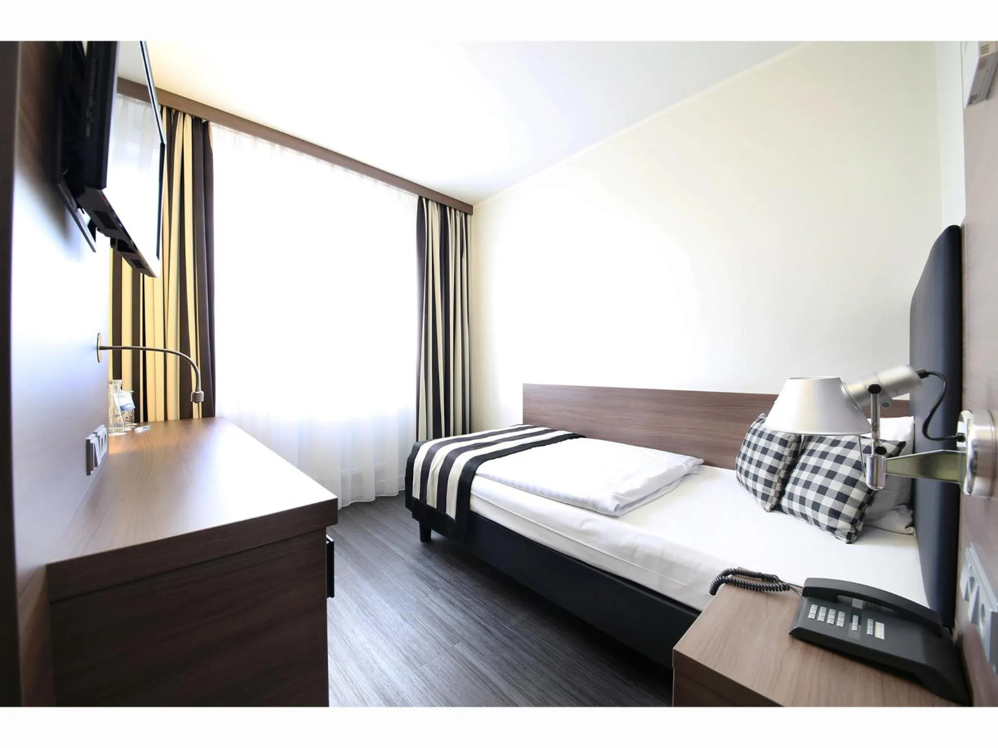 Photo of the whole room, Bed in Congress Hotel am Stadtpark