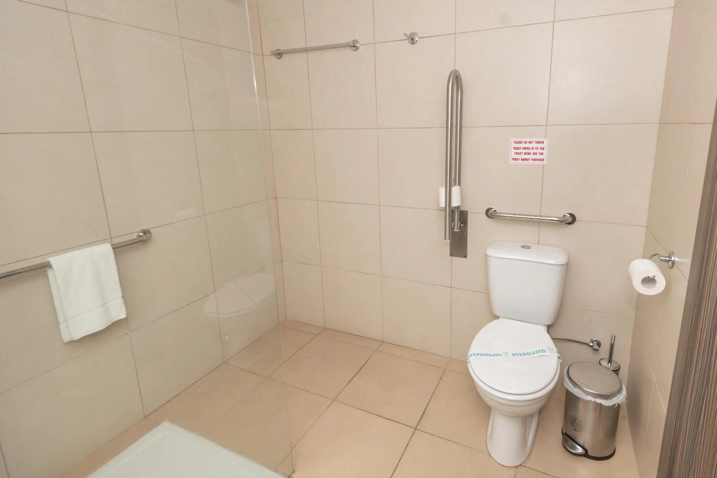 Toilet in Tofinis Hotel