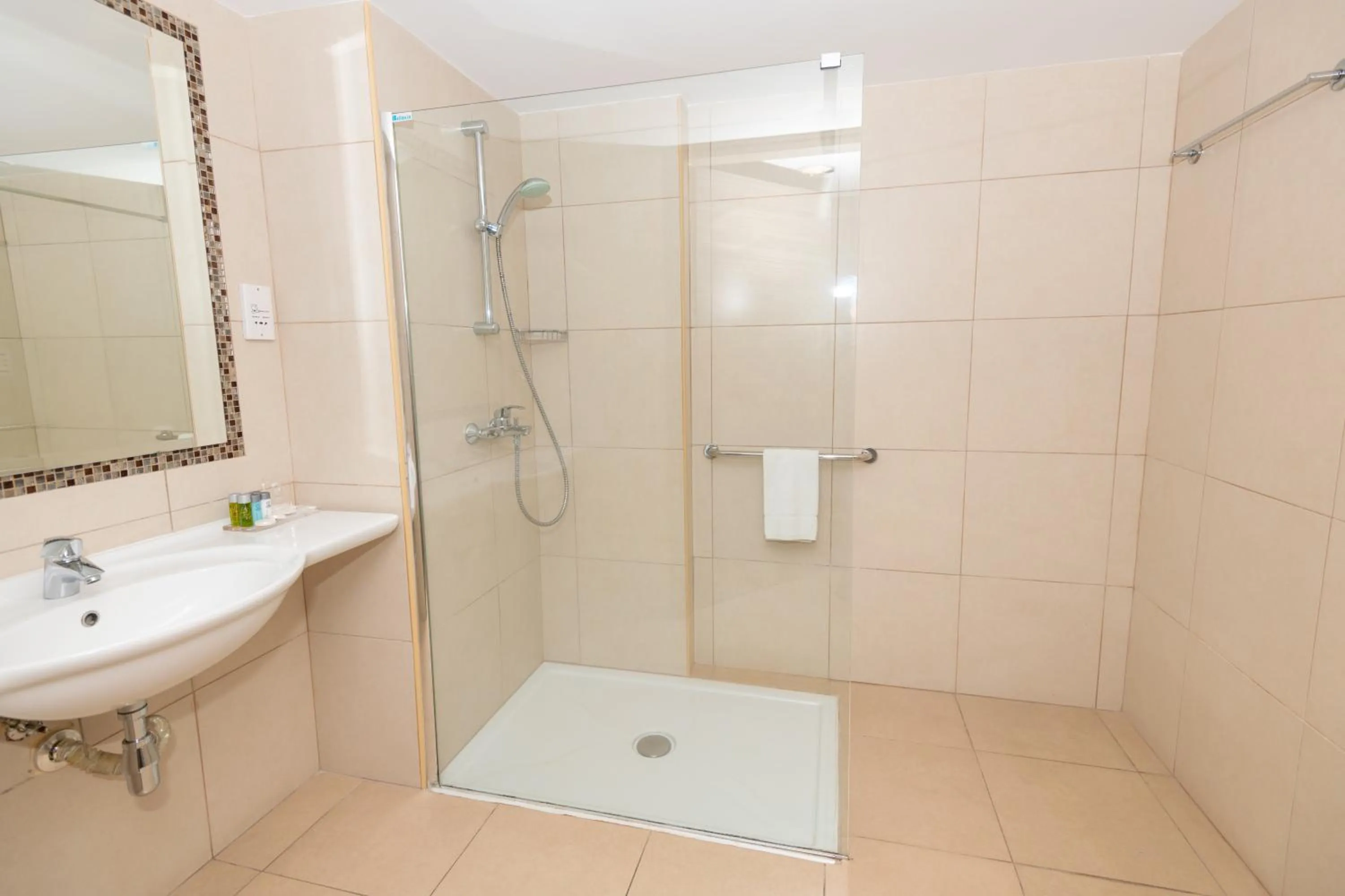 Shower in Tofinis Hotel