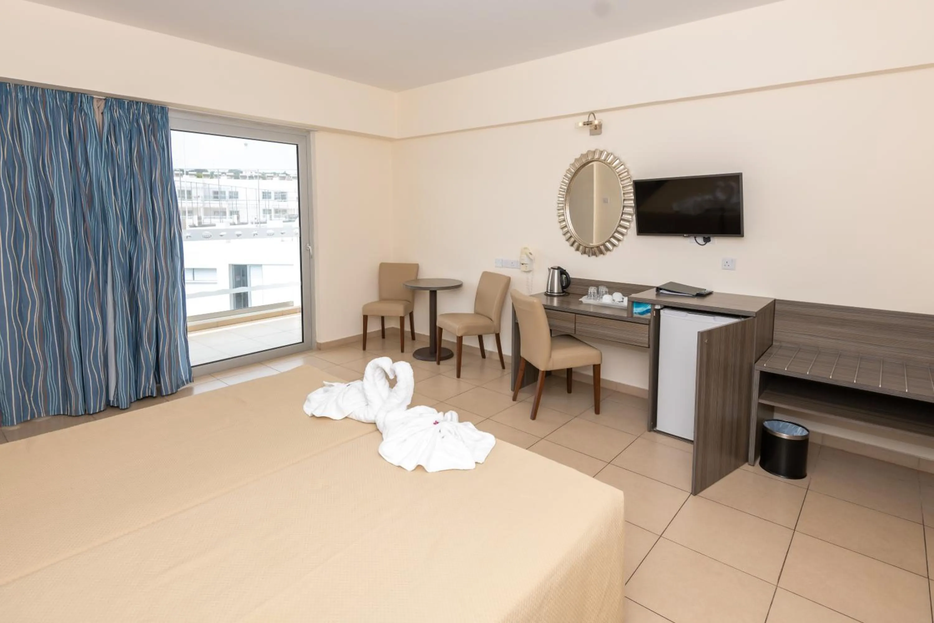 TV and multimedia, Bed in Tofinis Hotel