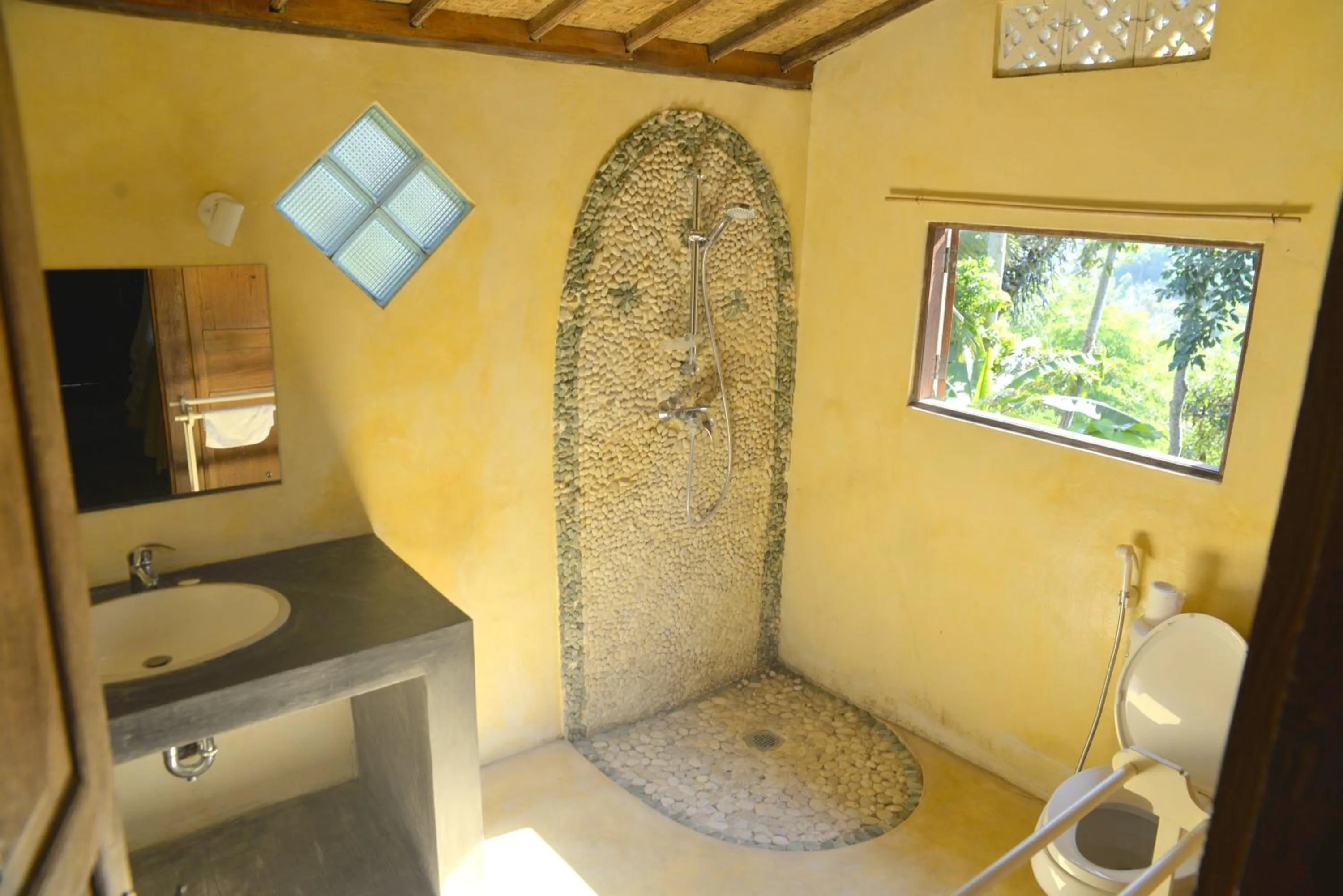 Shower in Prashanti Bali