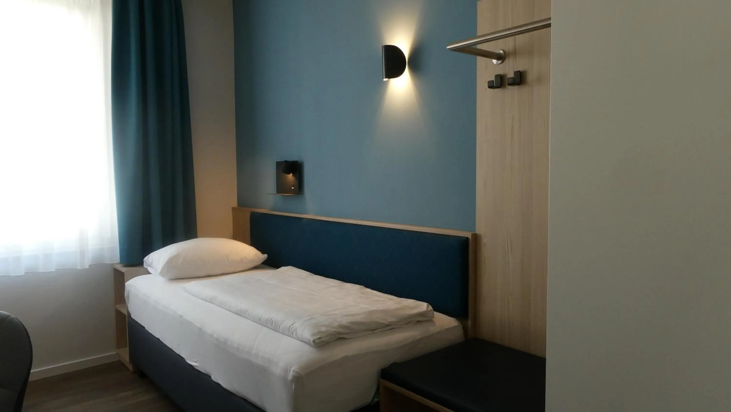 Photo of the whole room, Bed in CVJM Düsseldorf Hotel & Tagung