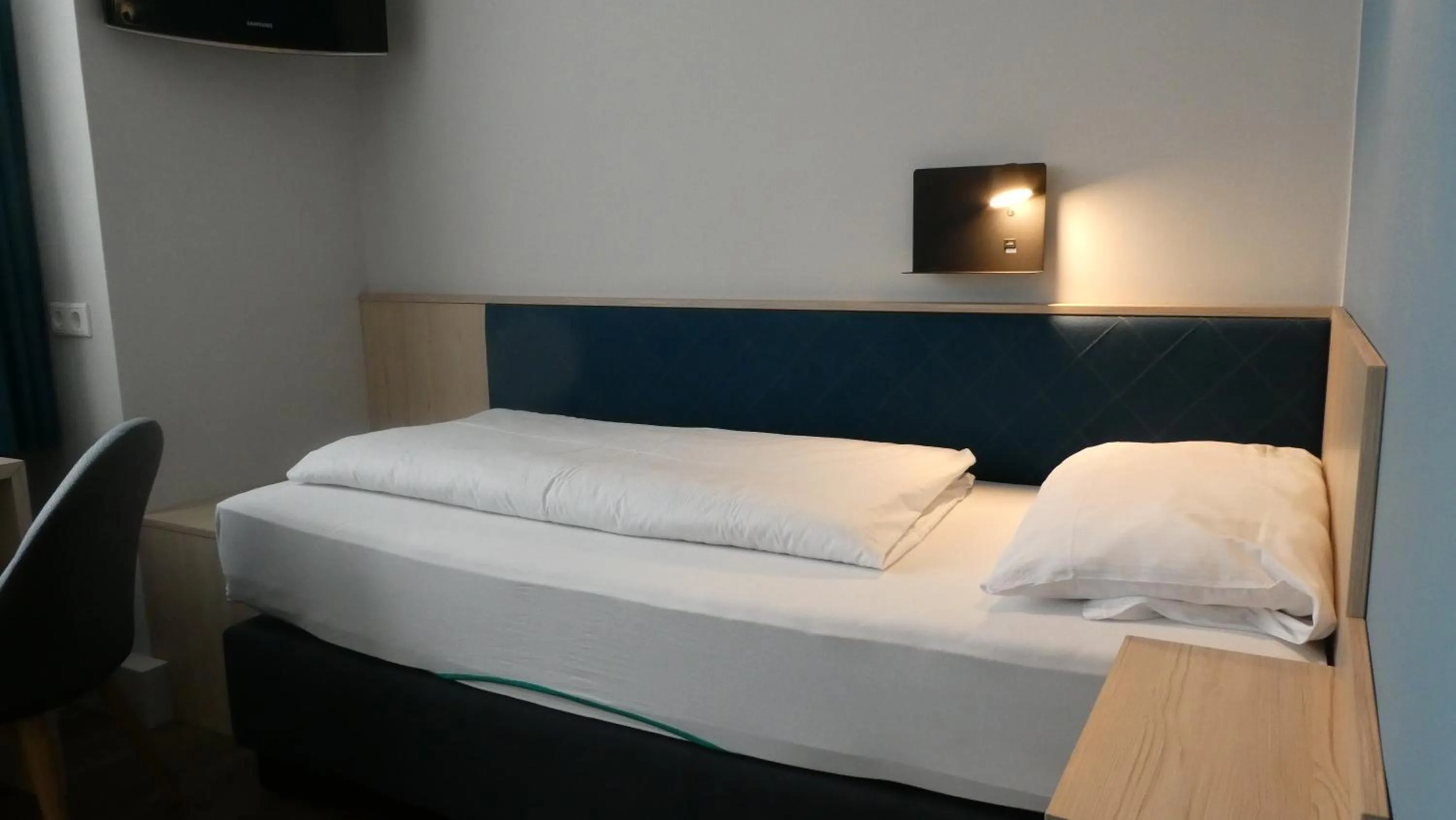 Photo of the whole room, Bed in CVJM Düsseldorf Hotel & Tagung