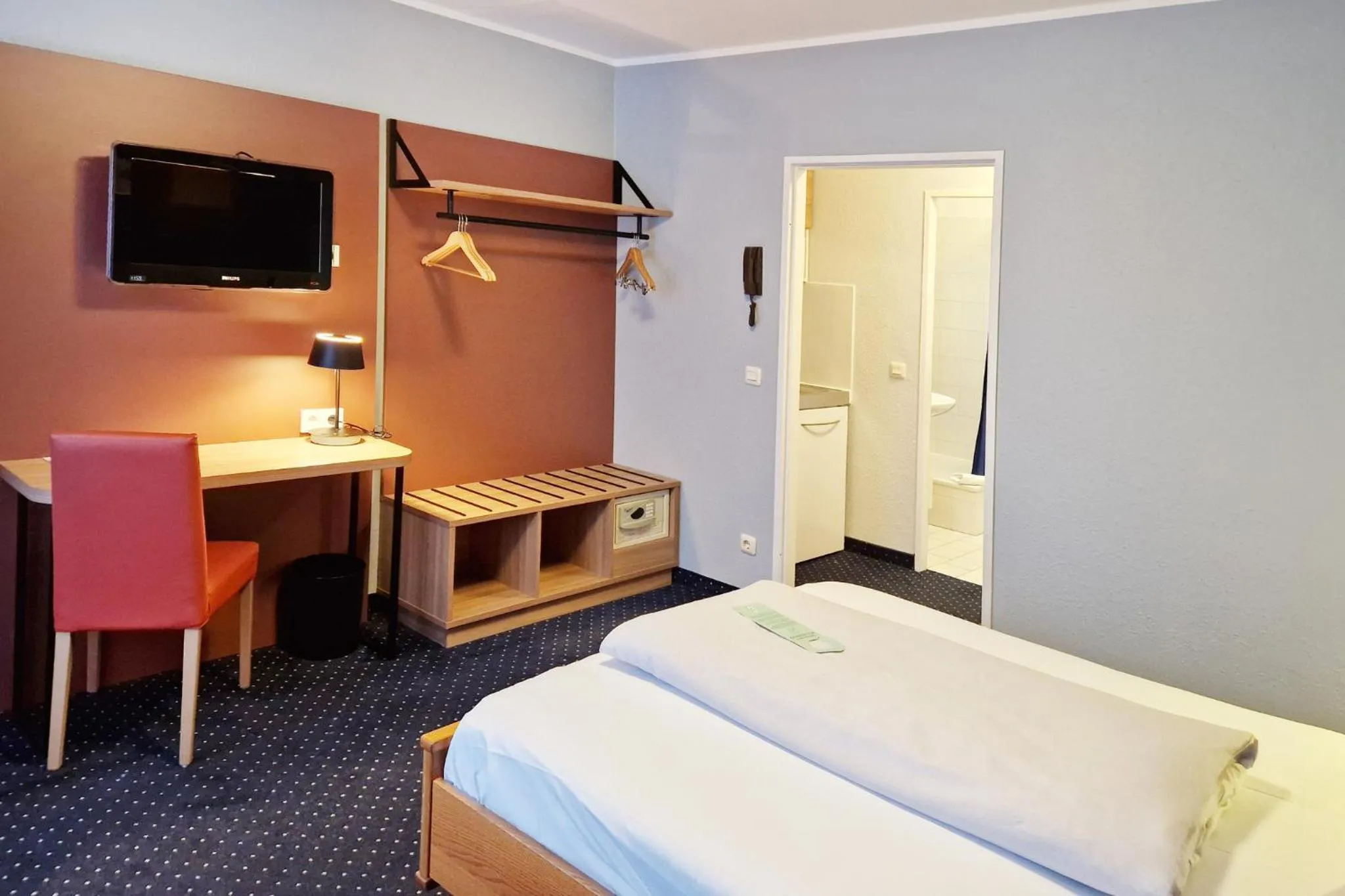 Photo of the whole room, Bed in Garner Hotel Bochum by IHG