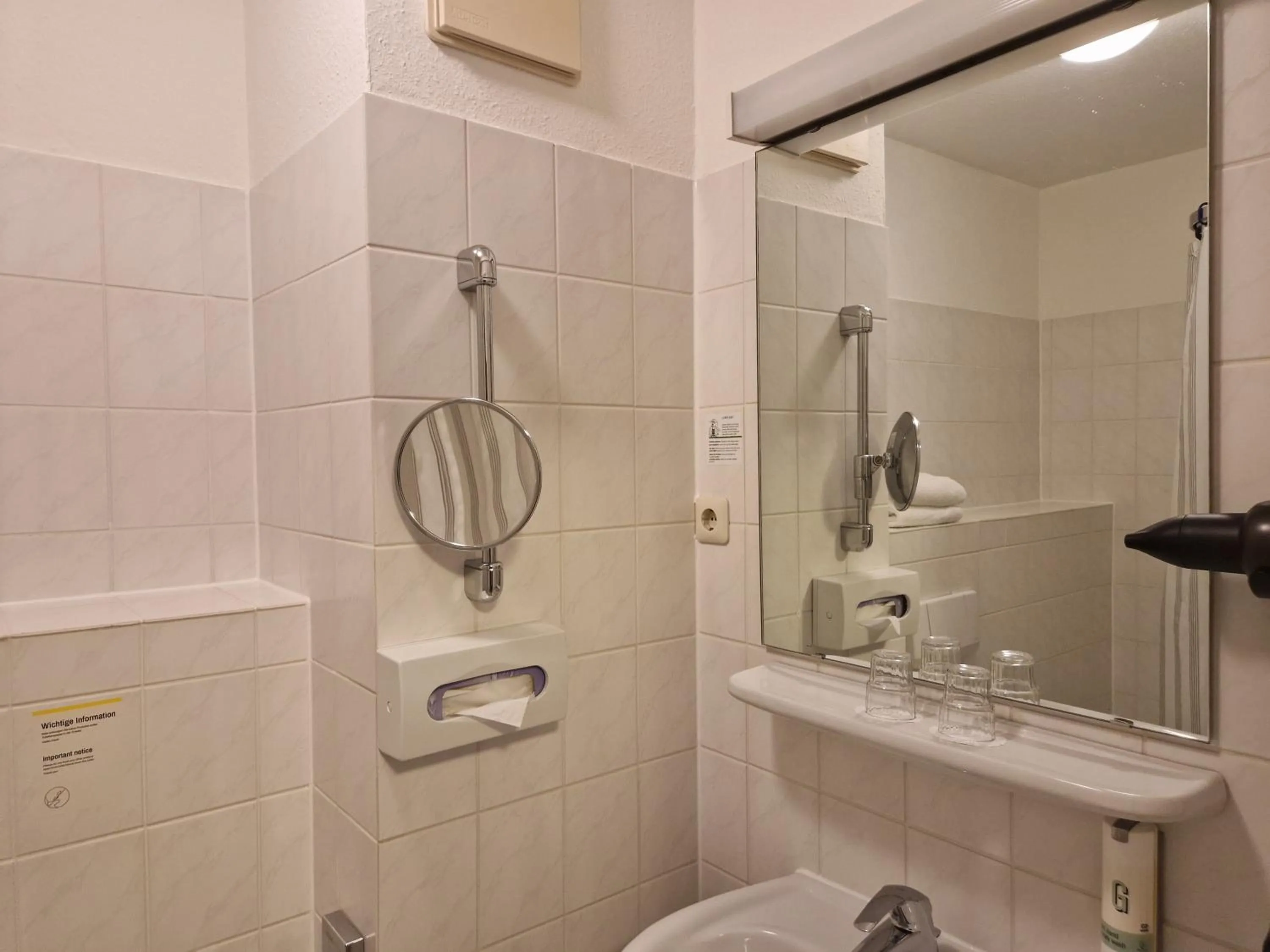 Bathroom in Garner Hotel Bochum by IHG