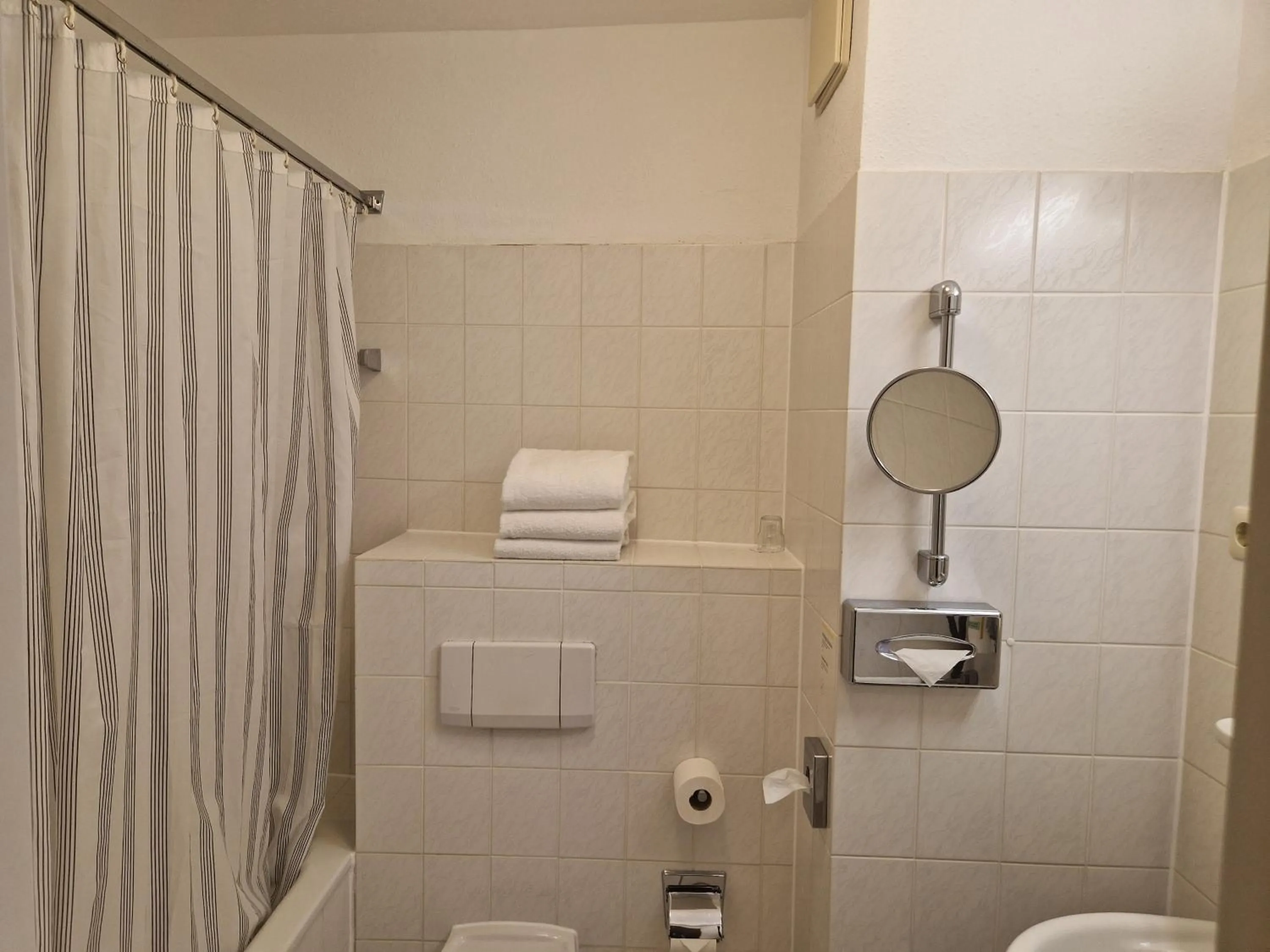 Bathroom in Garner Hotel Bochum by IHG