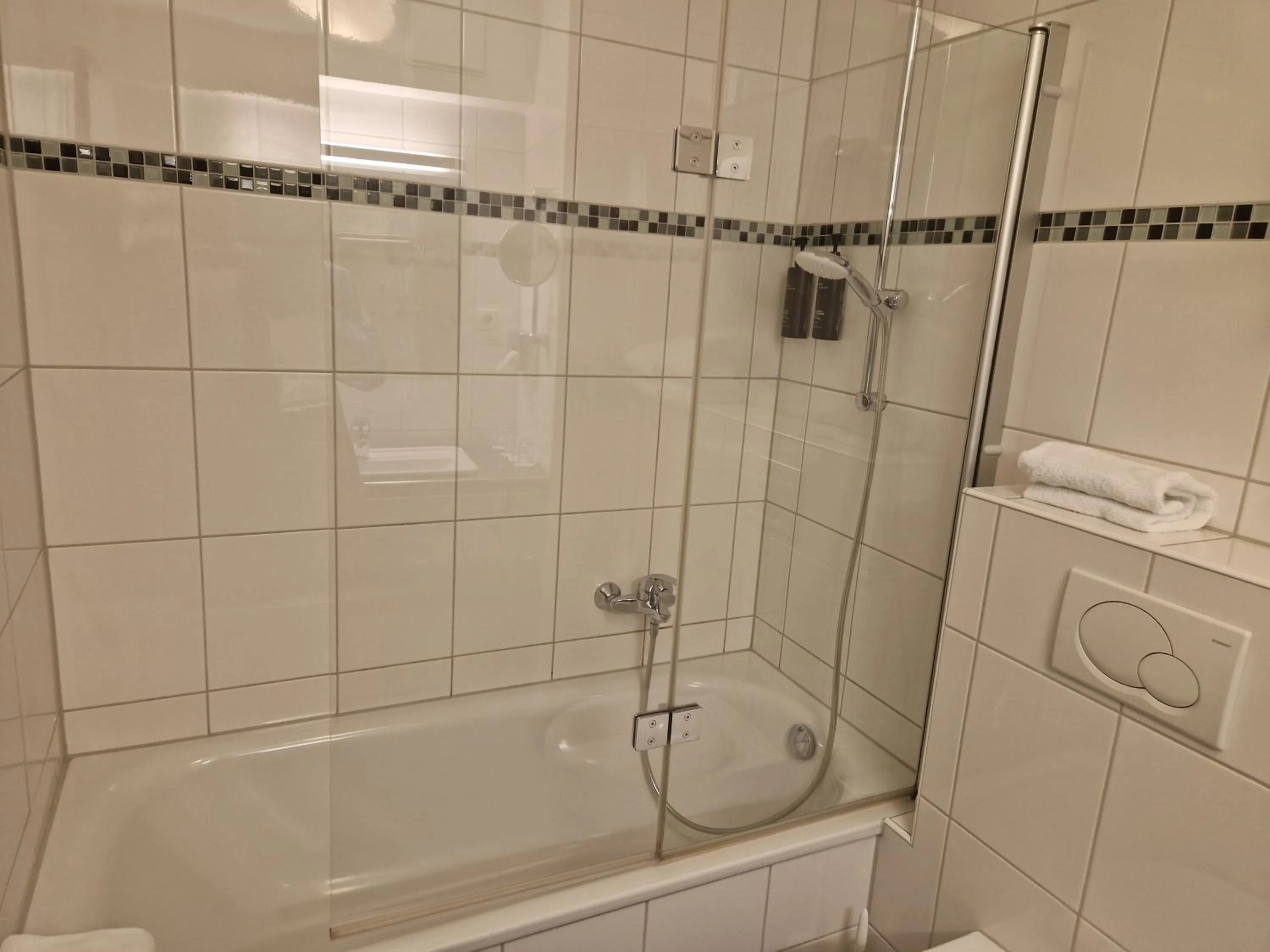 Bathroom in Garner Hotel Bochum by IHG