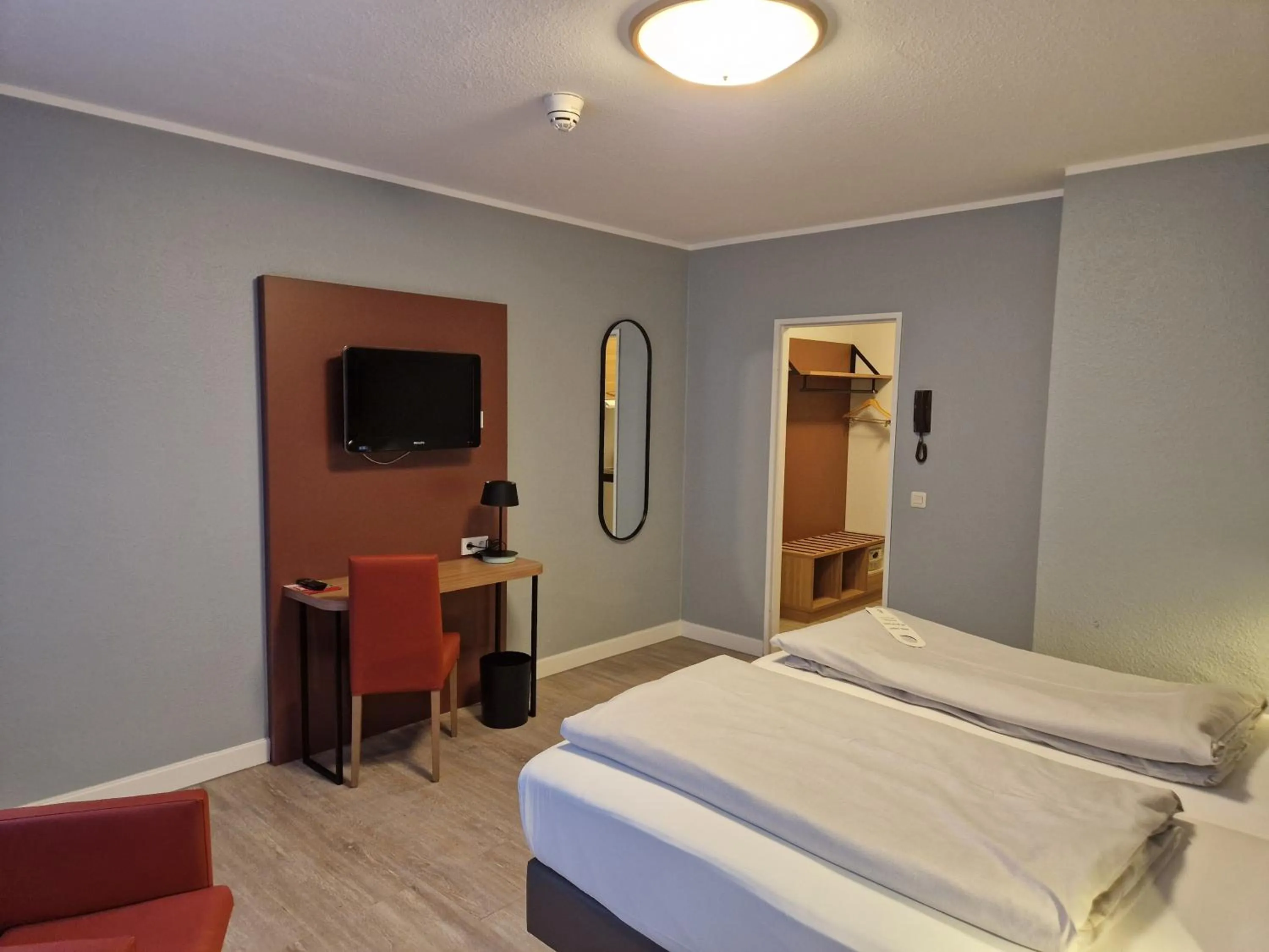 Photo of the whole room, Bed in Garner Hotel Bochum by IHG