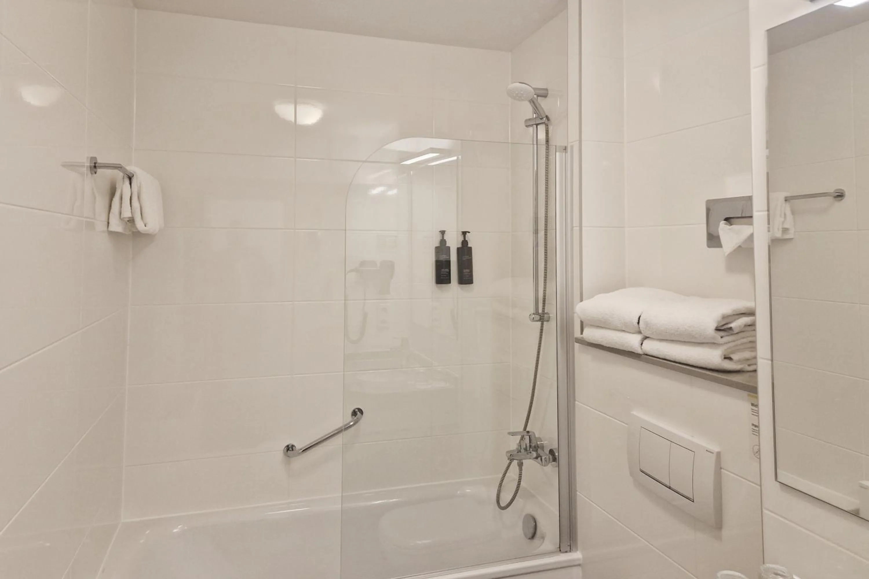 Bathroom in Garner Hotel Bochum by IHG