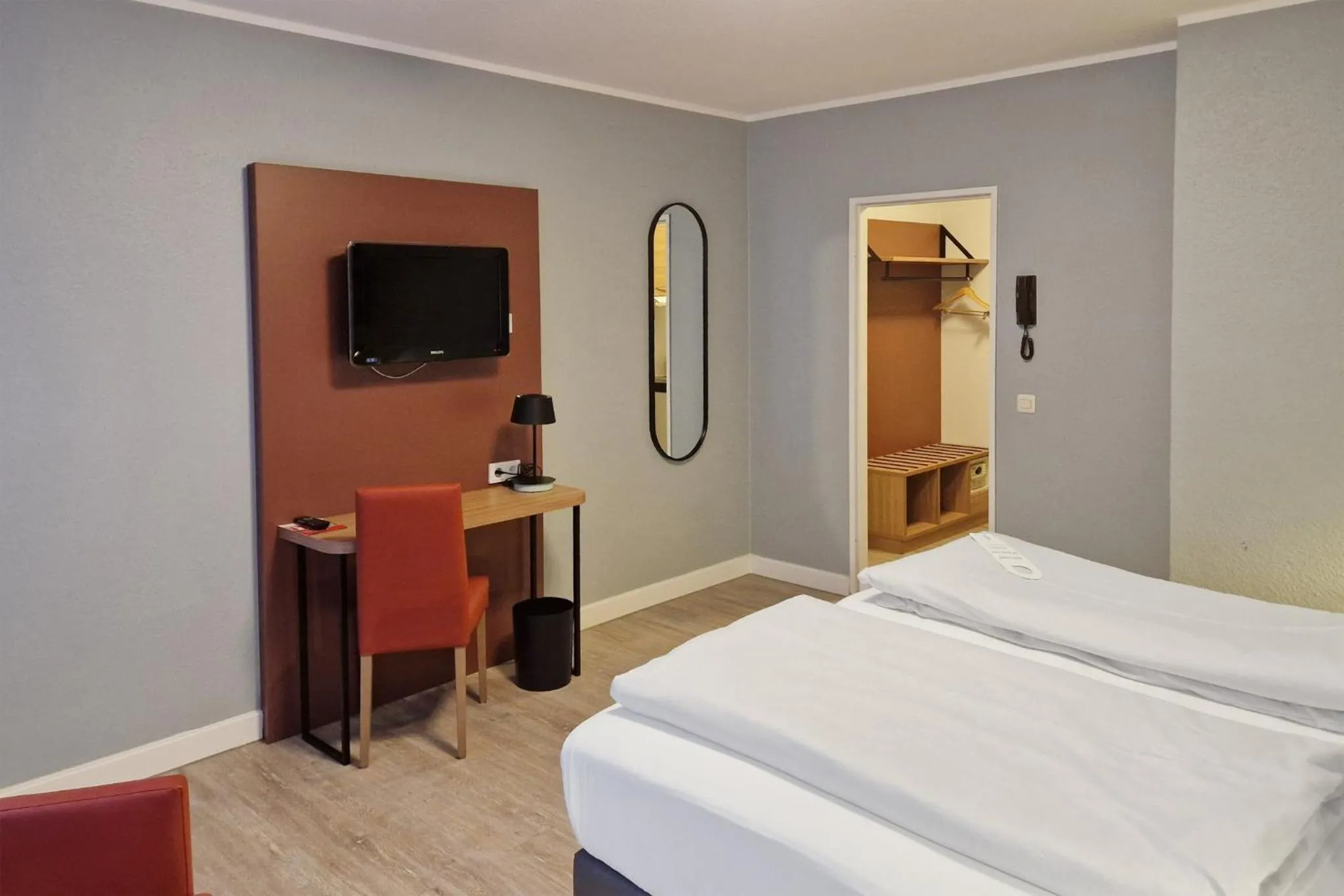 Photo of the whole room, Bed in Garner Hotel Bochum by IHG